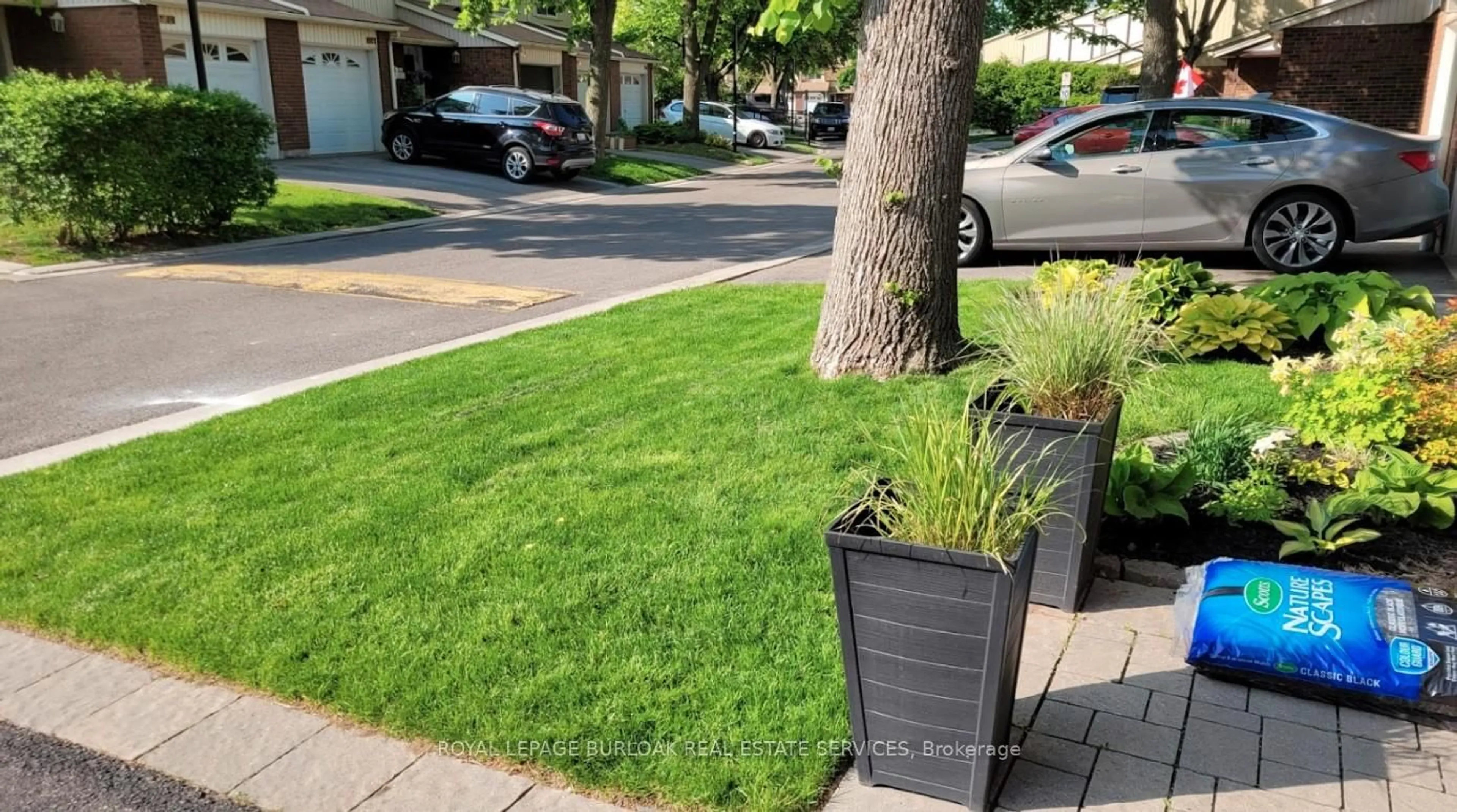 Patio, street for 528 Sheraton Rd #71, Burlington Ontario L7L 4B2