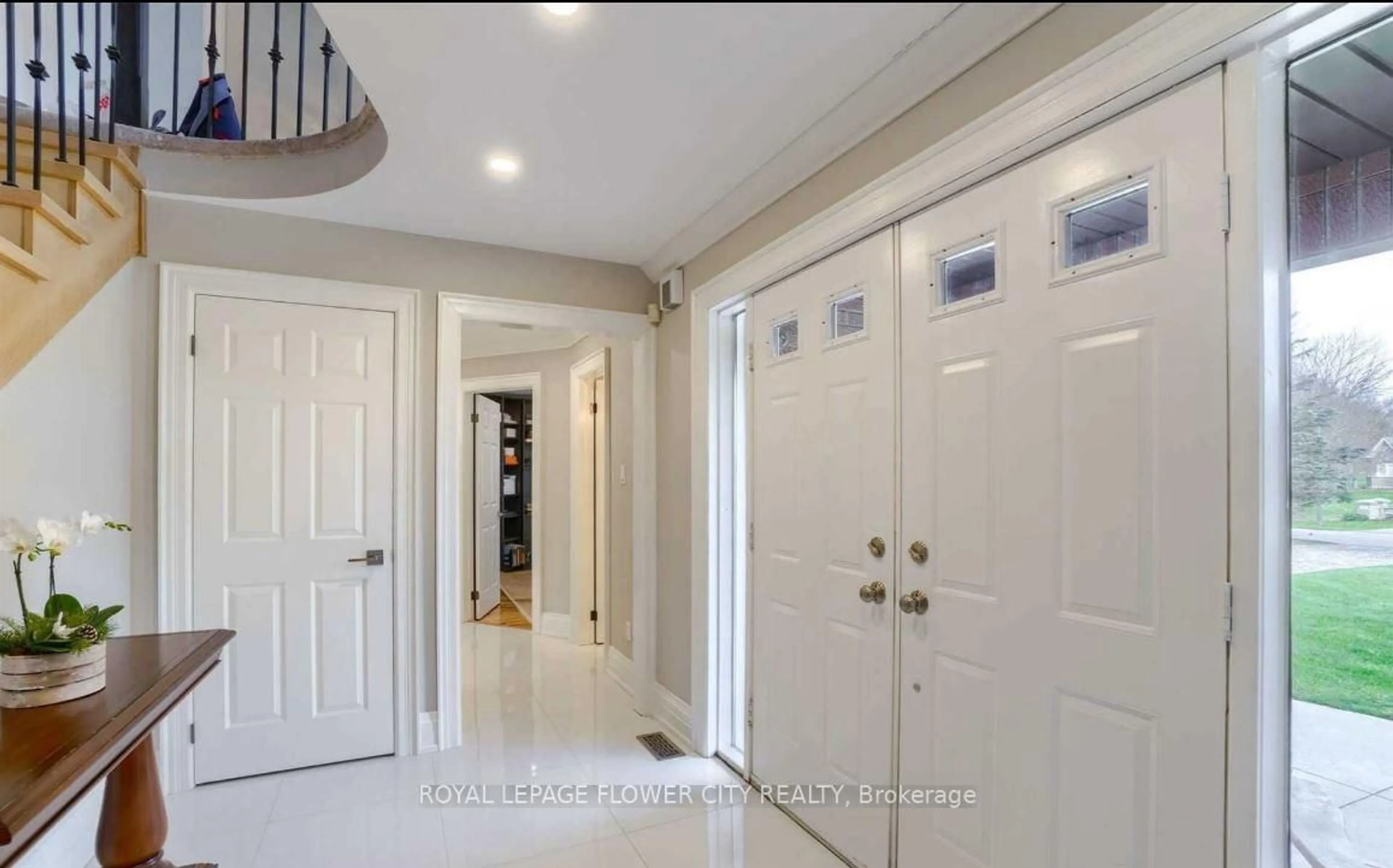 Indoor entryway for 27 McCauley Dr, Caledon Ontario L7E 0B6