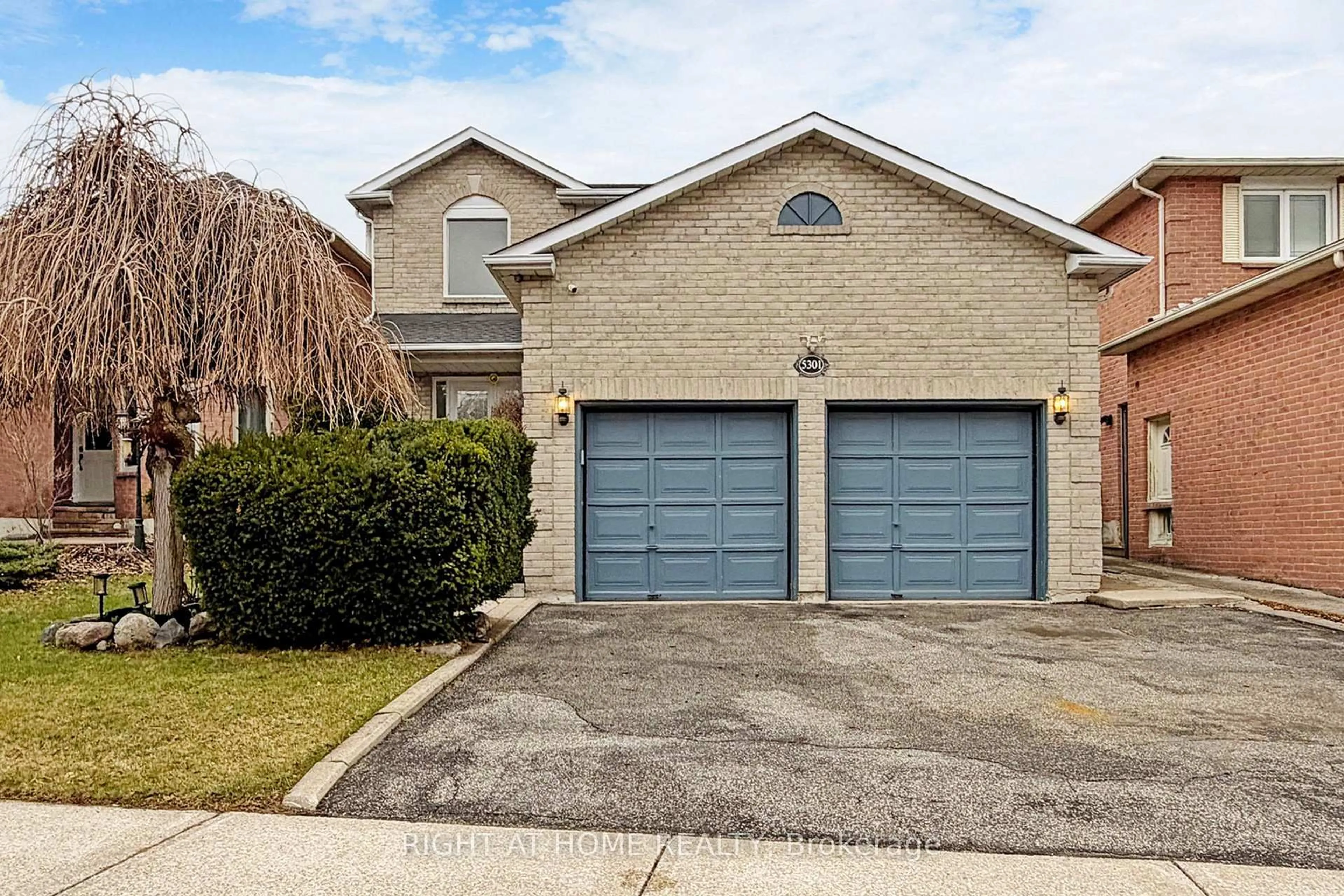 Home with brick exterior material, street for 5301 Heritage Hills Blvd, Mississauga Ontario L5R 2J8