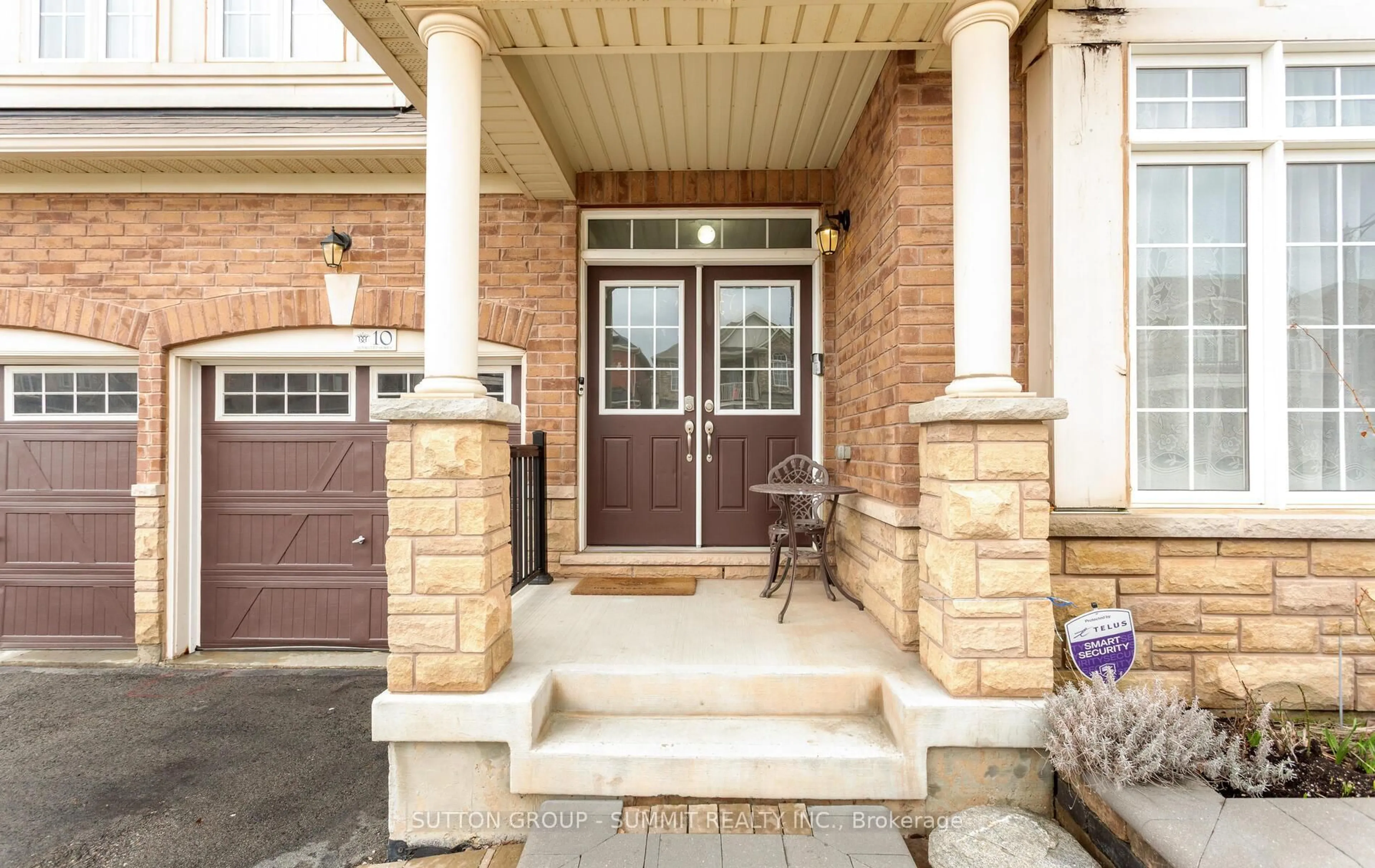 Indoor entryway for 10 Elmcrest Dr, Brampton Ontario L6Y 5T7