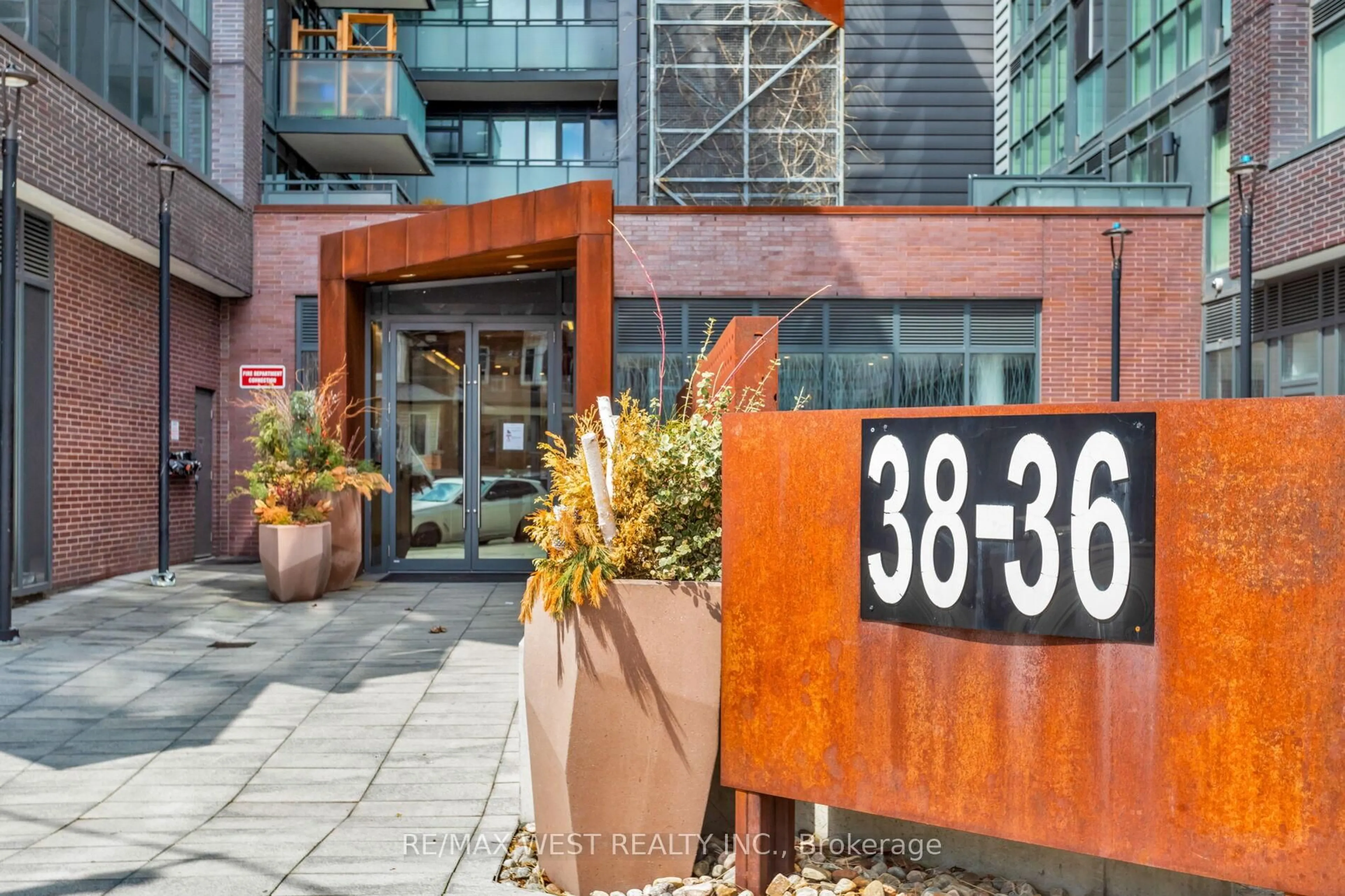 Indoor foyer for 36 Howard Park Ave #603, Toronto Ontario M6R 0A5