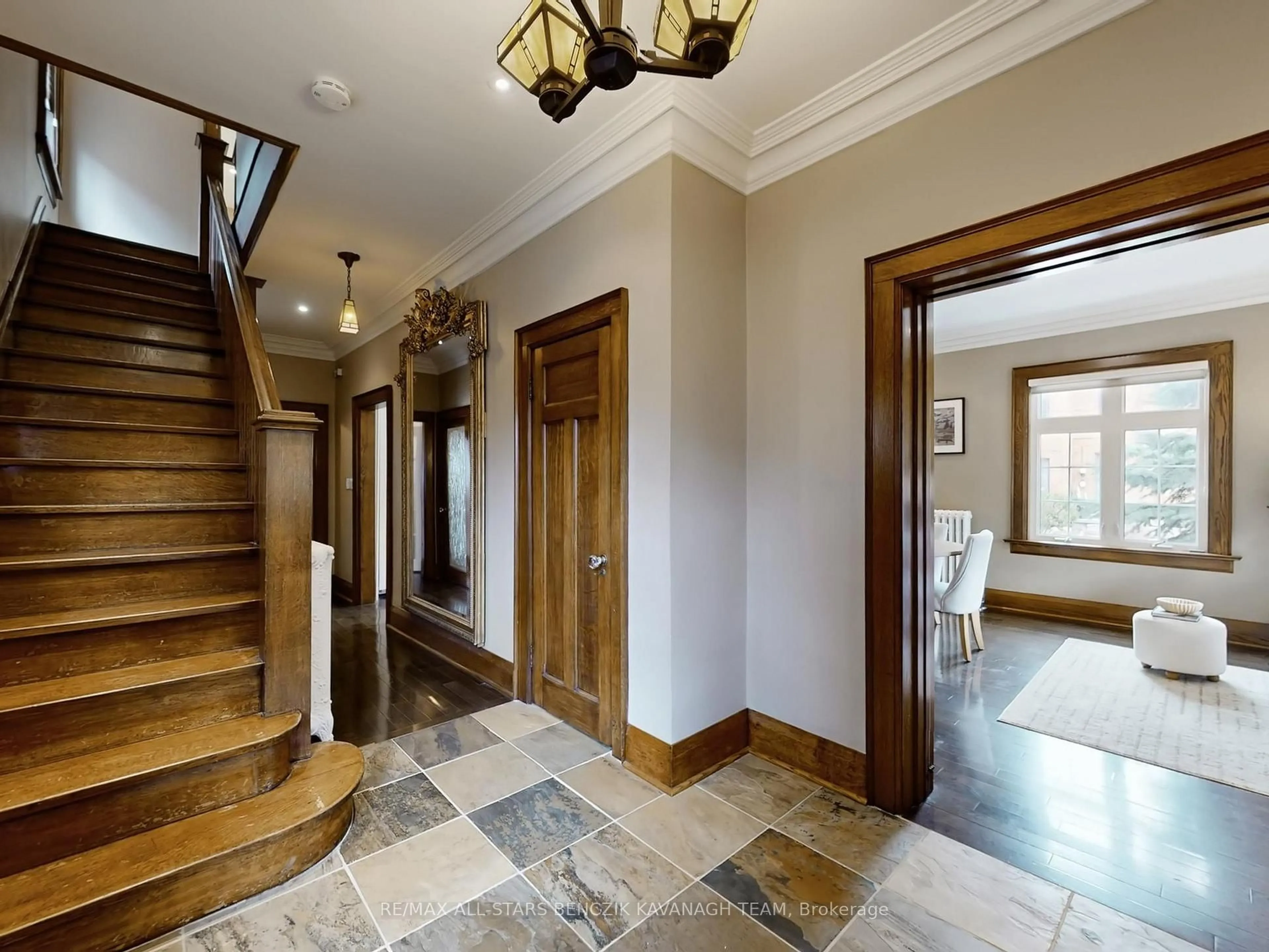 Indoor foyer for 128 Annette St, Toronto Ontario M6P 1P2