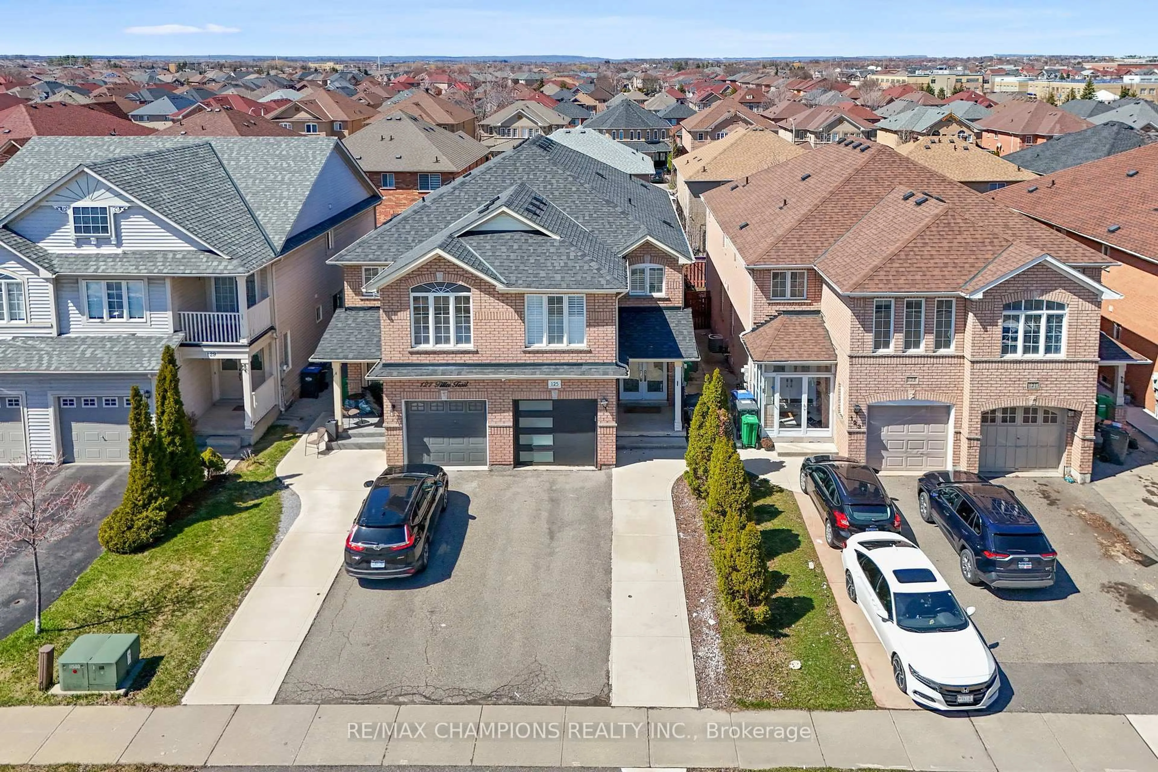 A pic from outside/outdoor area/front of a property/back of a property/a pic from drone, street for 125 Tiller Tr, Brampton Ontario L6X 4S9