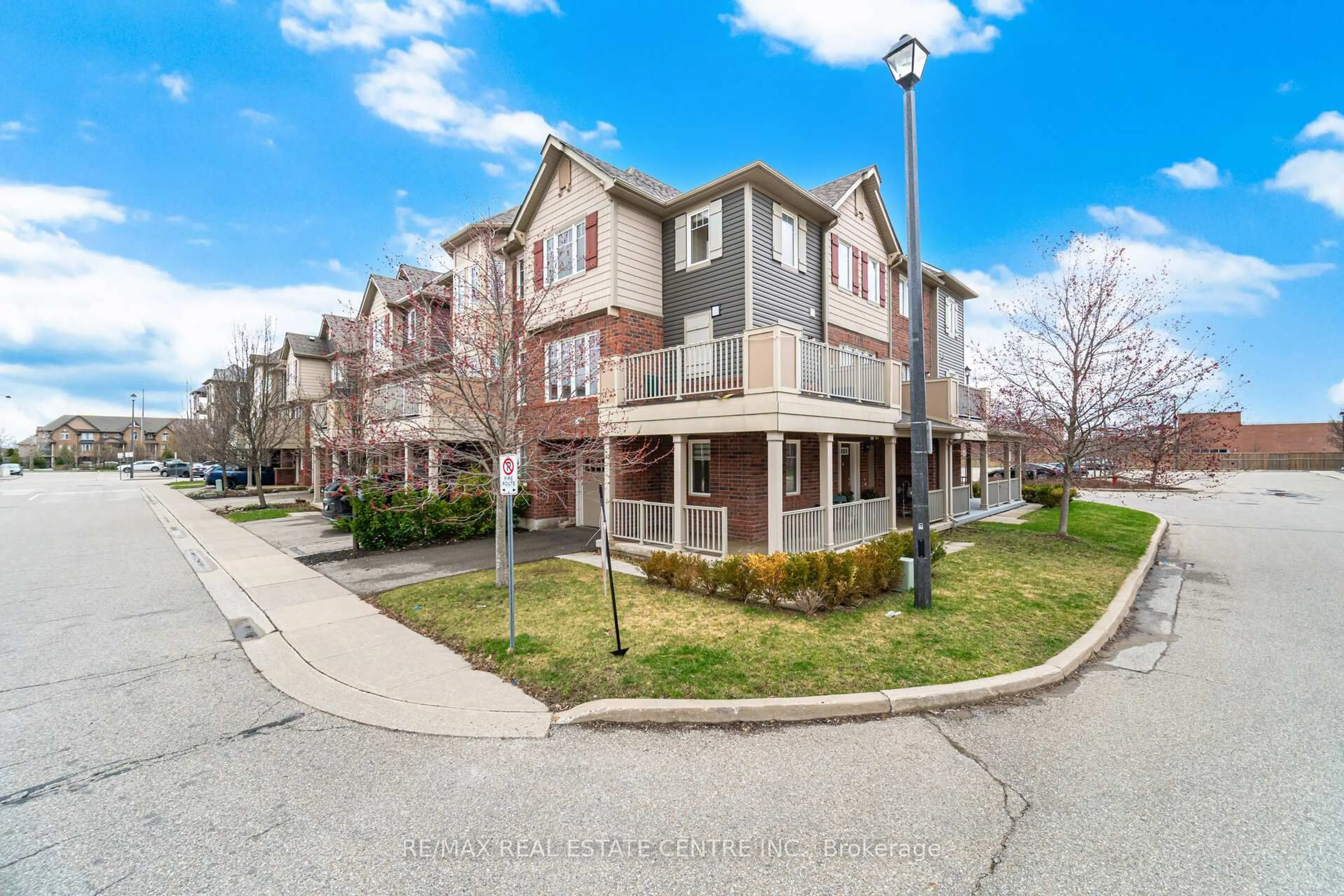 A pic from outside/outdoor area/front of a property/back of a property/a pic from drone, street for 3050 Rotary Way #56, Burlington Ontario L7M 0G8
