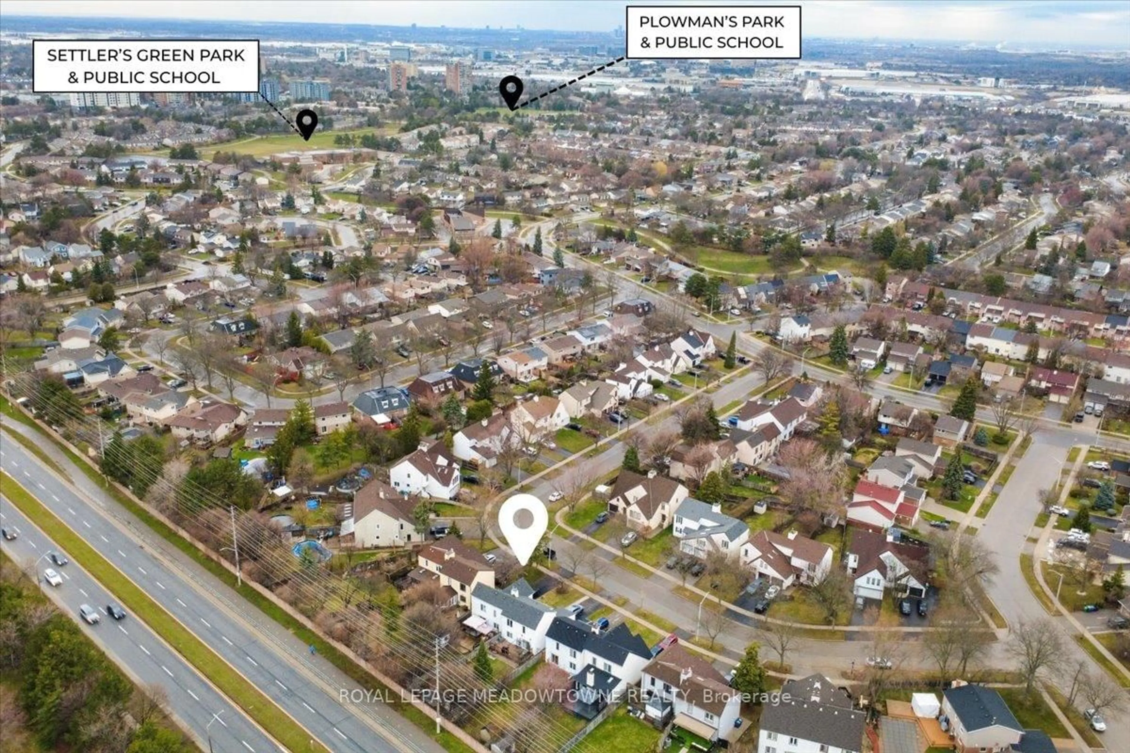 A pic from outside/outdoor area/front of a property/back of a property/a pic from drone, street for 2945 Nipiwin Dr, Mississauga Ontario L5N 1Y1