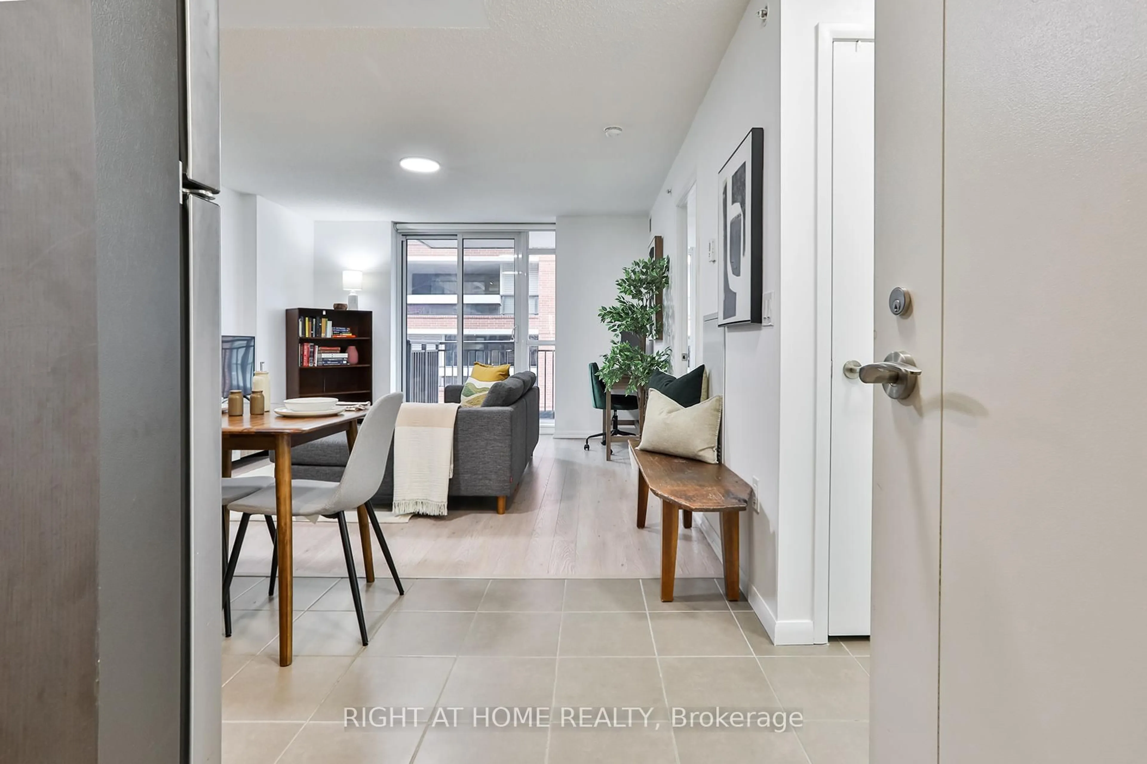 Indoor entryway for 830 Lawrence Ave #335, Toronto Ontario M6A 0B6