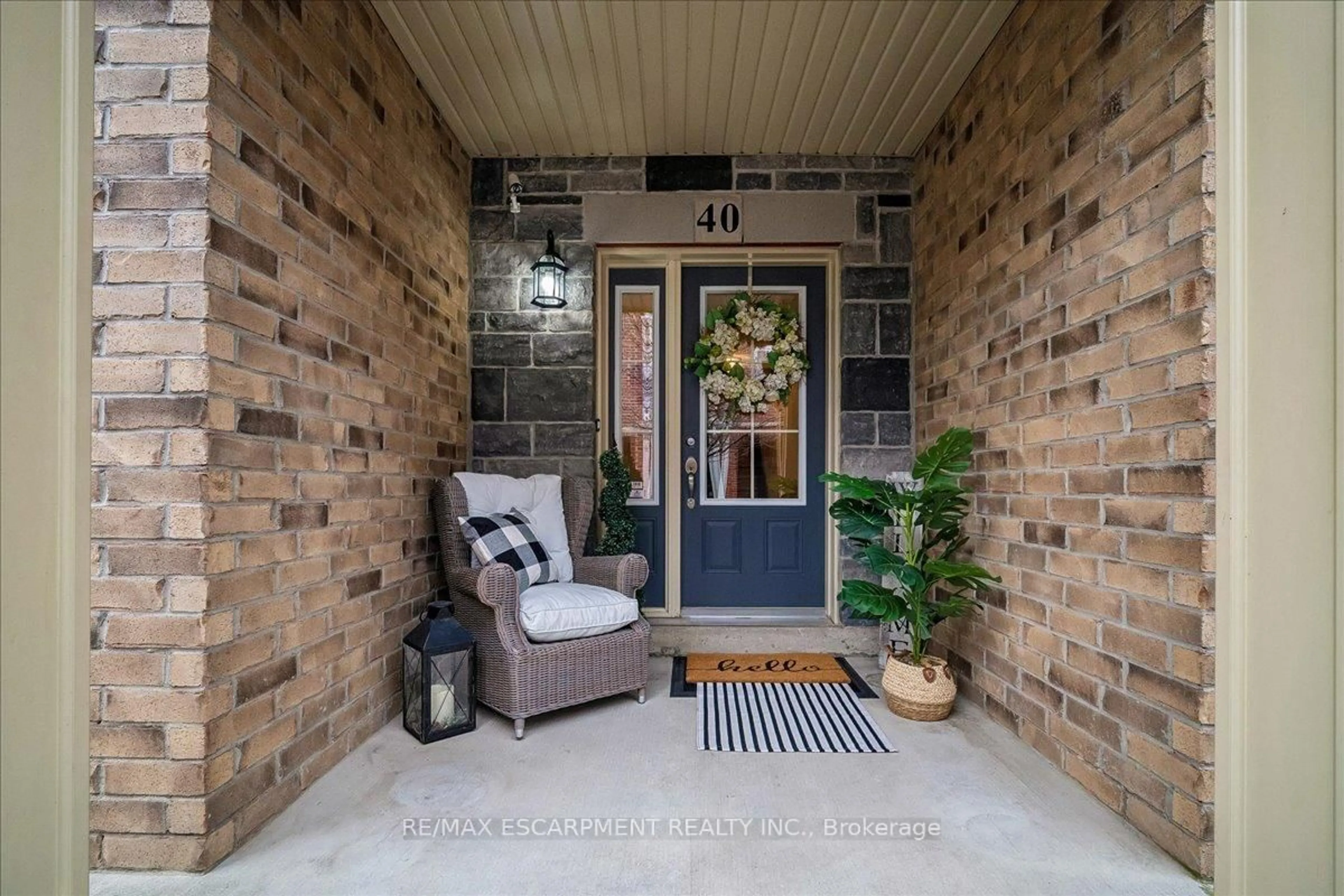 Indoor entryway for 181 Plains Rd ##40, Burlington Ontario L7T 0B1