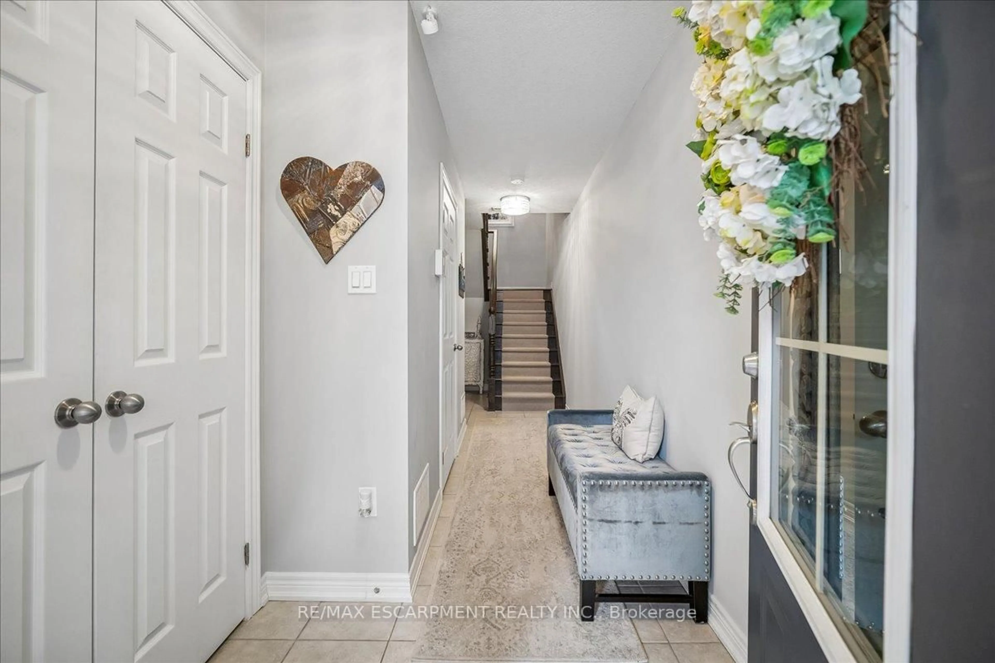 Indoor entryway for 181 Plains Rd ##40, Burlington Ontario L7T 0B1