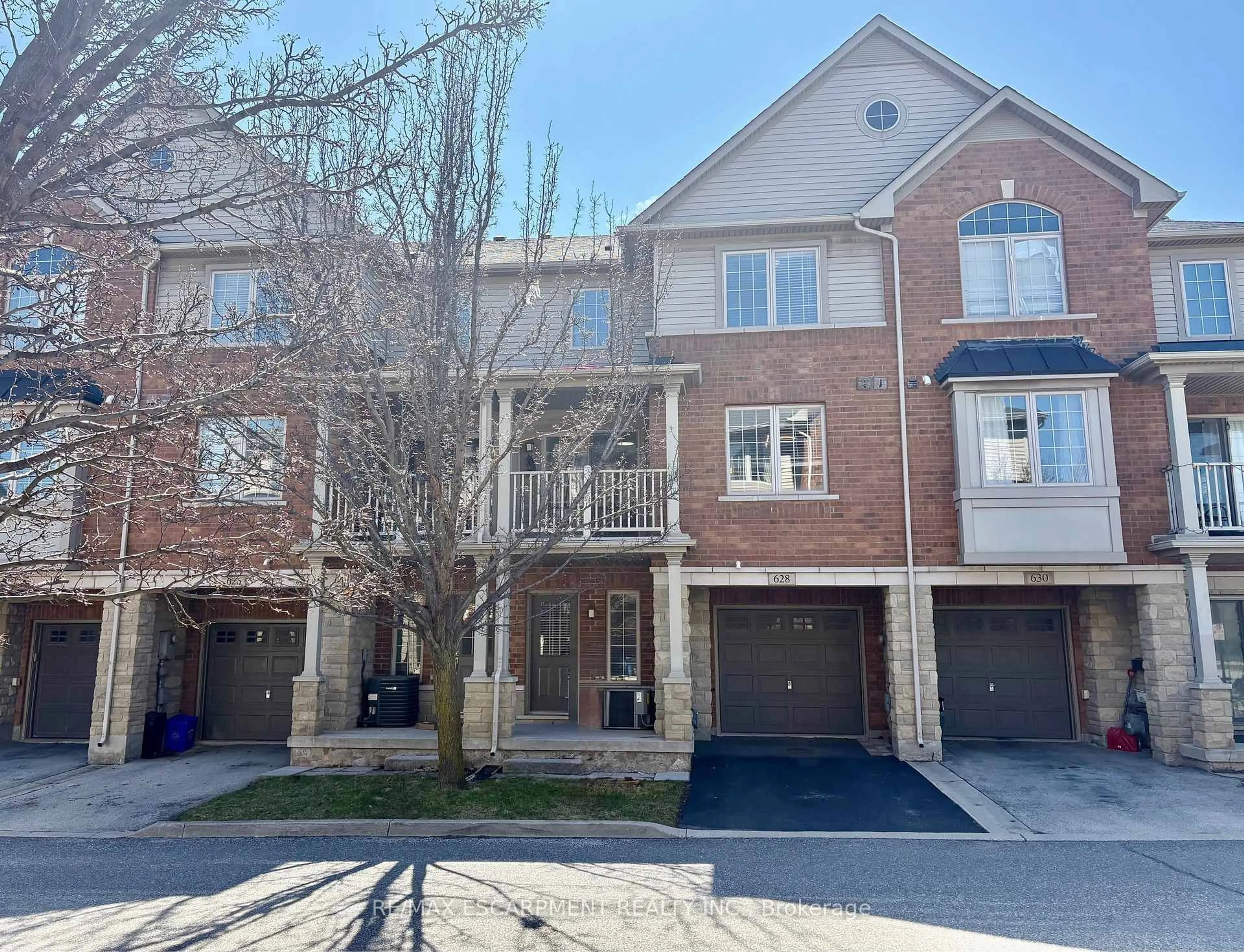 A pic from outside/outdoor area/front of a property/back of a property/a pic from drone, street for 628 GARIBALDI Common, Burlington Ontario L7L 0E2