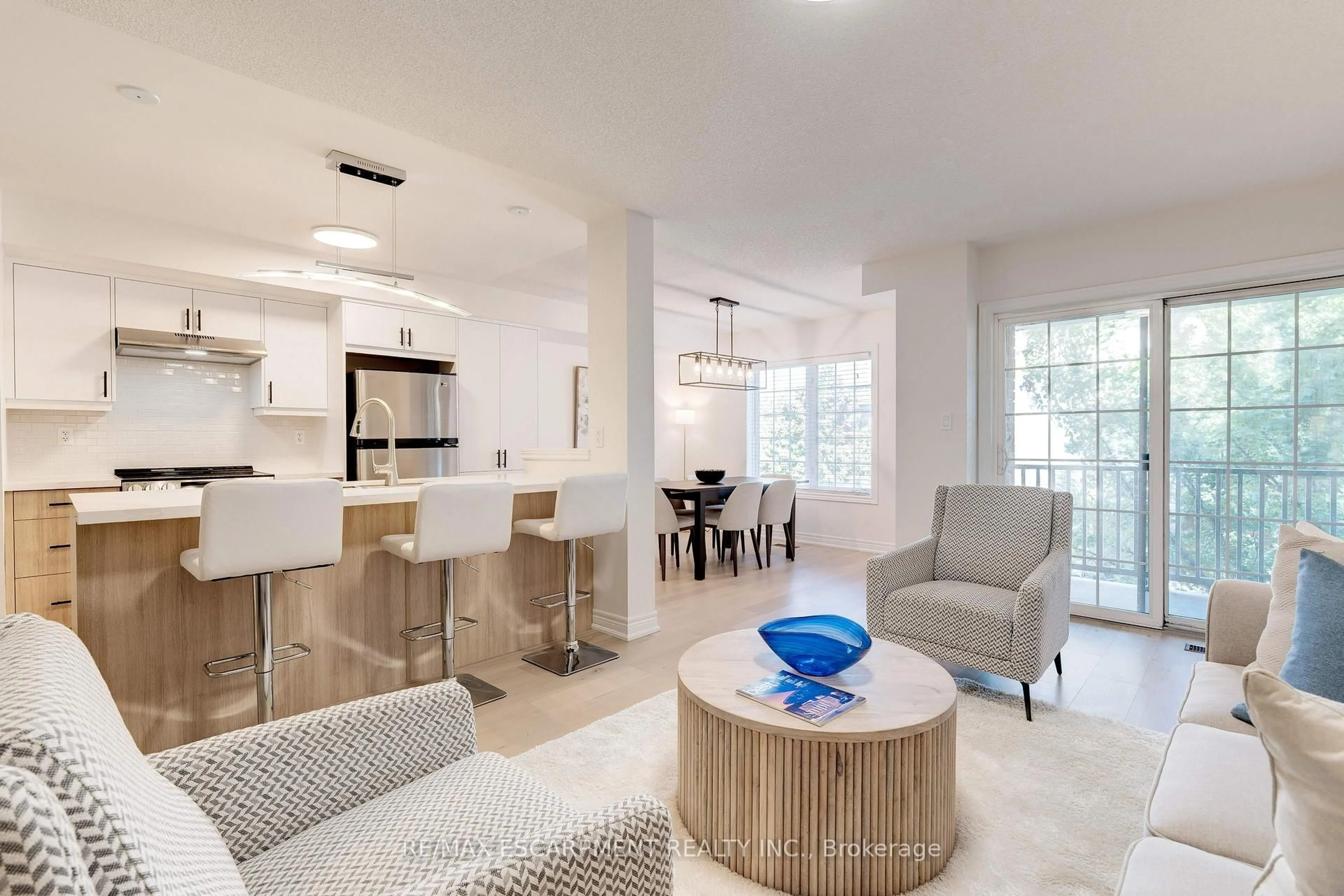 Living room with furniture, unknown for 628 GARIBALDI Common, Burlington Ontario L7L 0E2