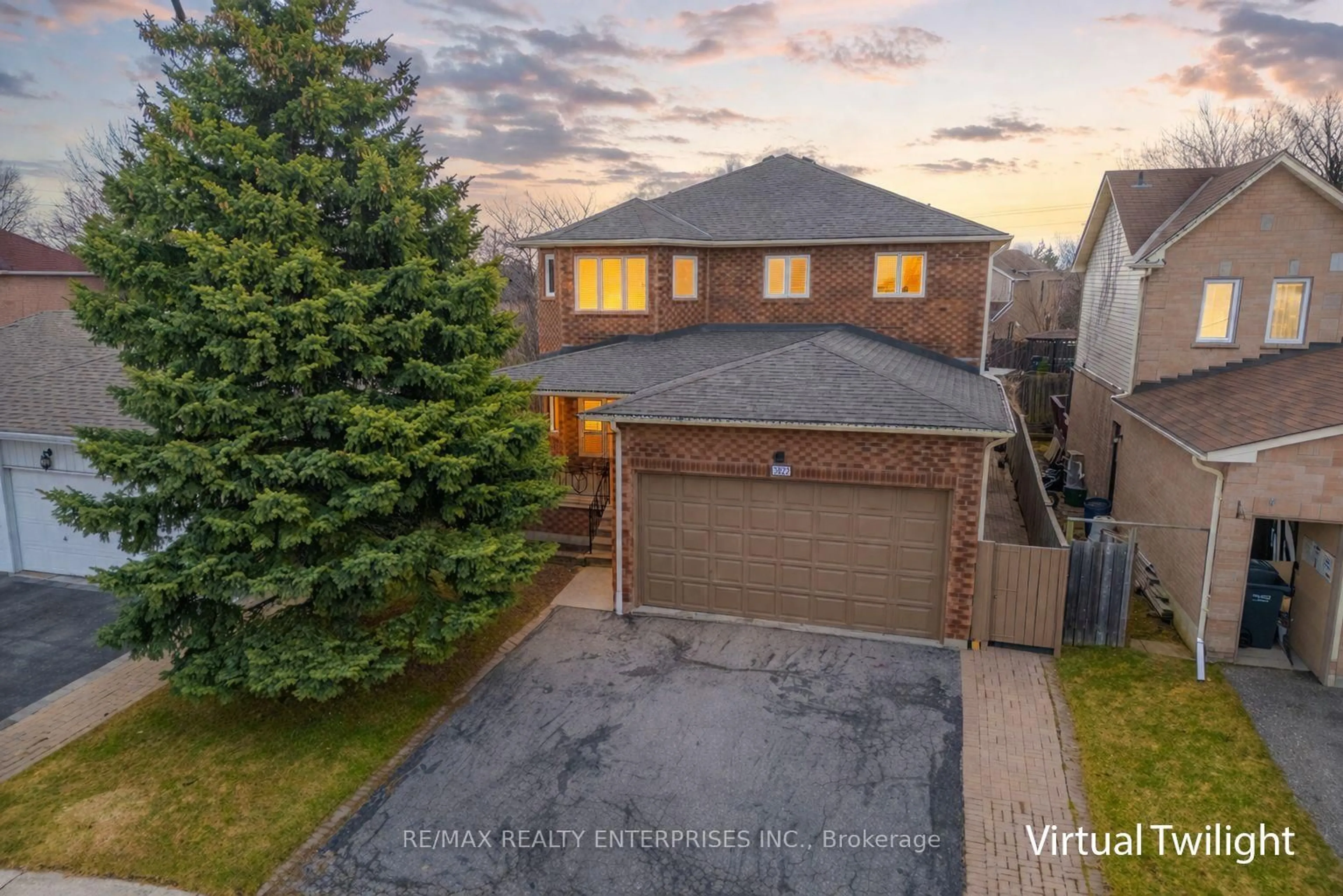 A pic from outside/outdoor area/front of a property/back of a property/a pic from drone, street for 3022 Dalehurst Dr, Mississauga Ontario L5N 6M8