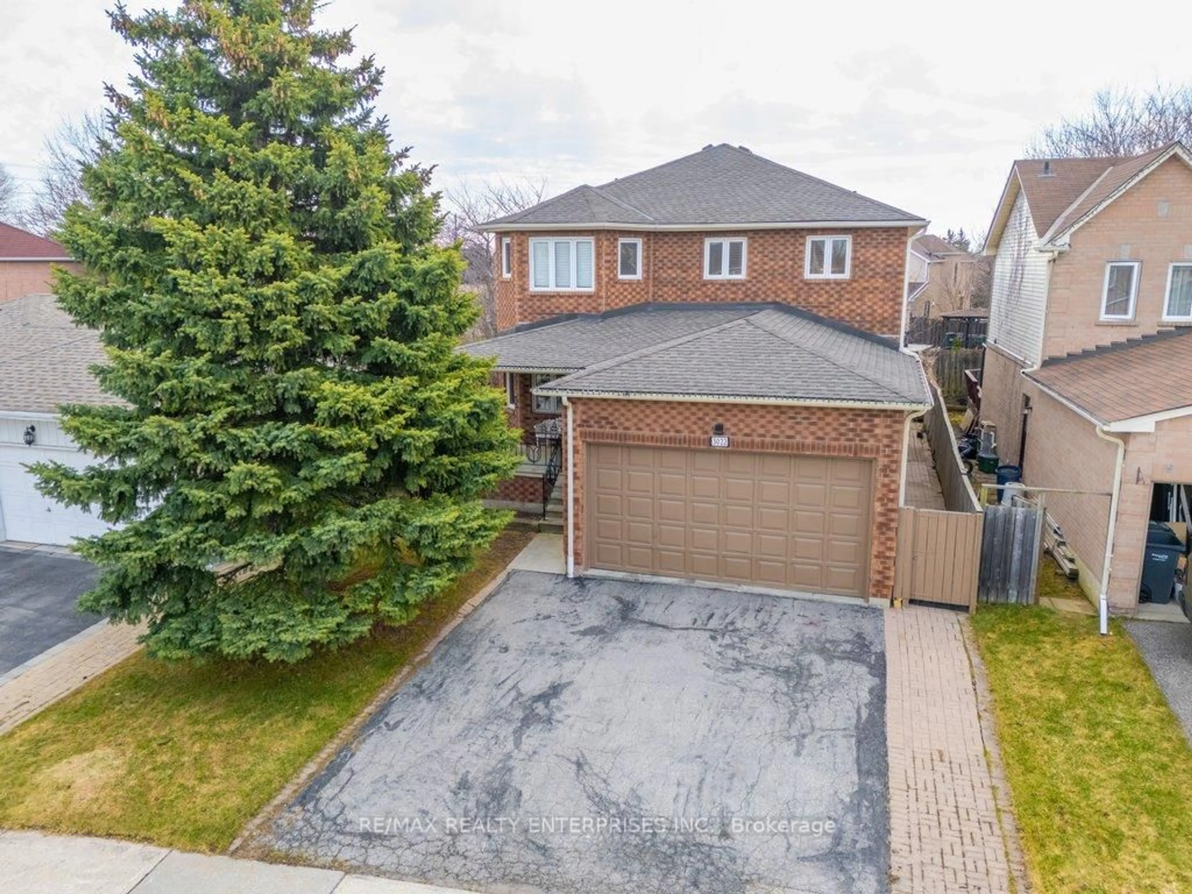 A pic from outside/outdoor area/front of a property/back of a property/a pic from drone, street for 3022 Dalehurst Dr, Mississauga Ontario L5N 6M8