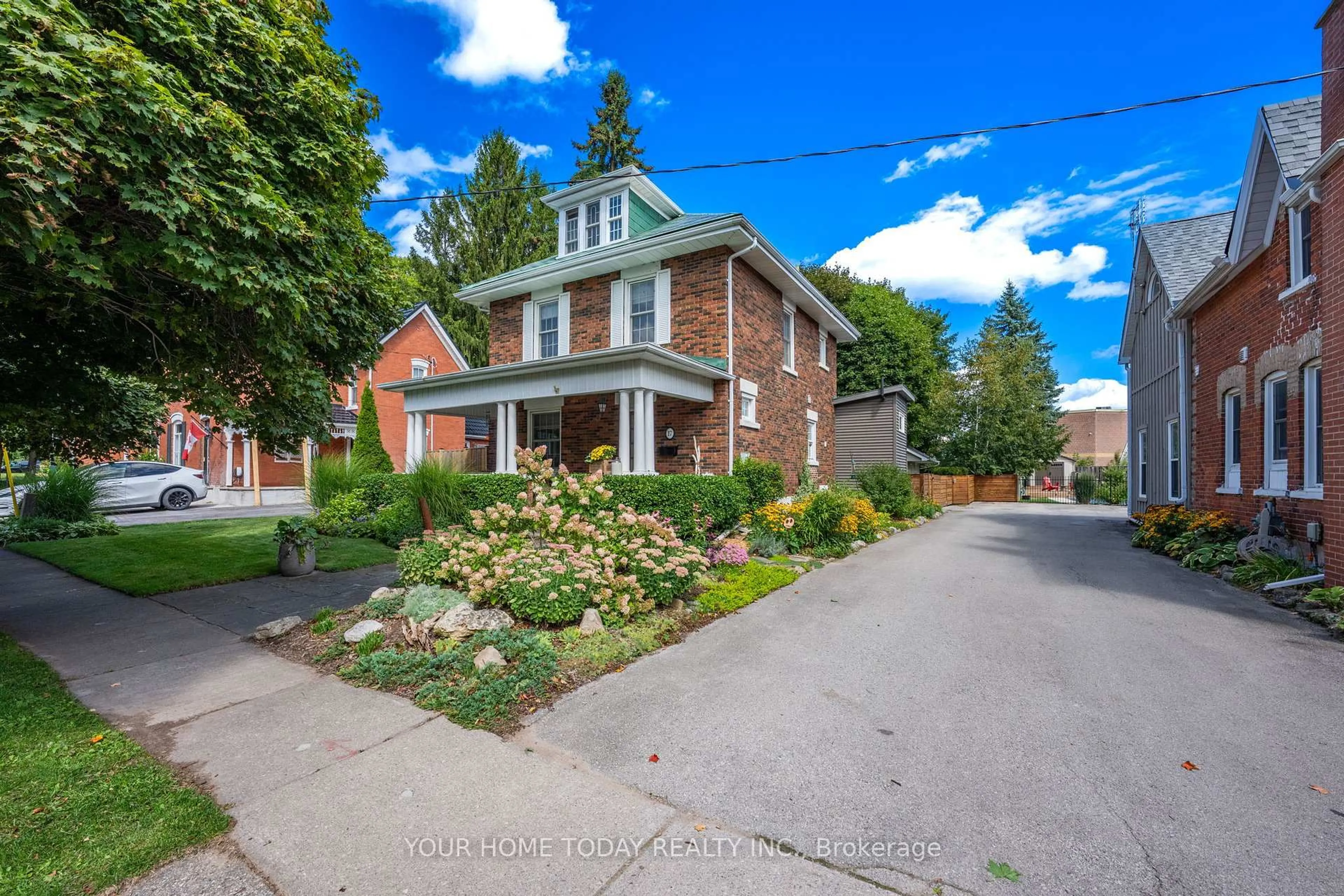 Home with brick exterior material, street for 17 Park Ave, Halton Hills Ontario L7J 1Y3