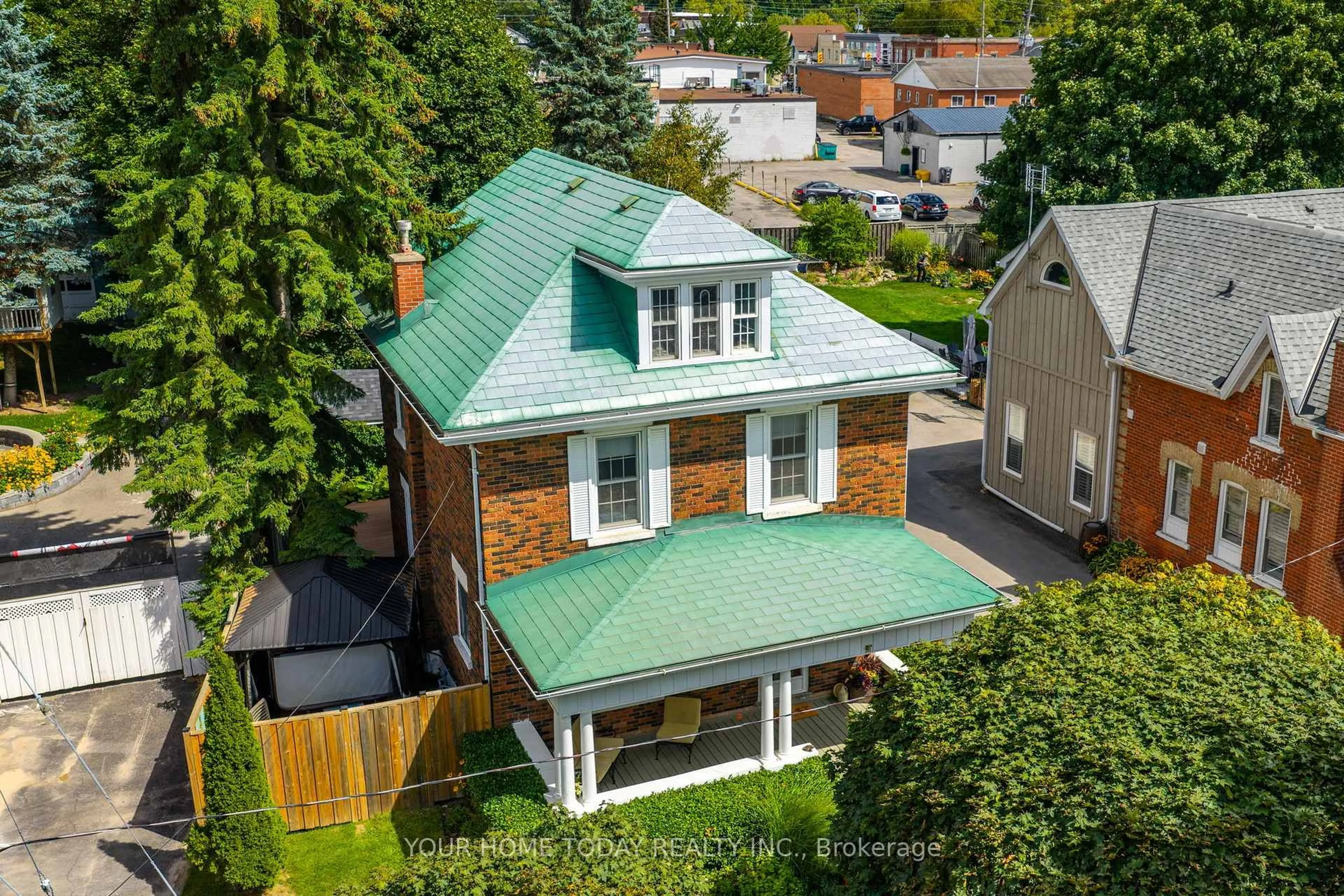 A pic from outside/outdoor area/front of a property/back of a property/a pic from drone, street for 17 Park Ave, Halton Hills Ontario L7J 1Y3