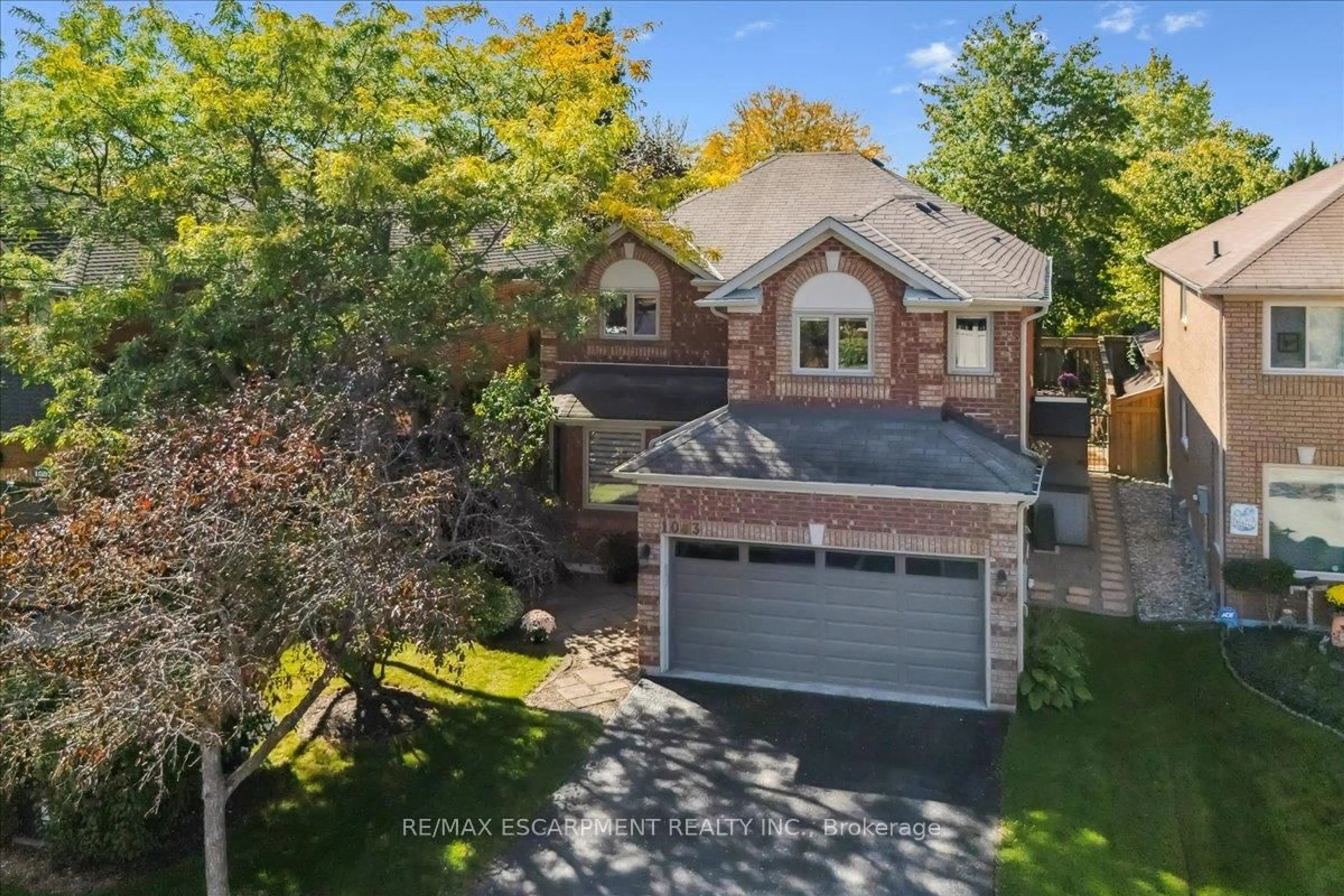 A pic from outside/outdoor area/front of a property/back of a property/a pic from drone, street for 1083 Old Oak Dr, Oakville Ontario L6M 3K4