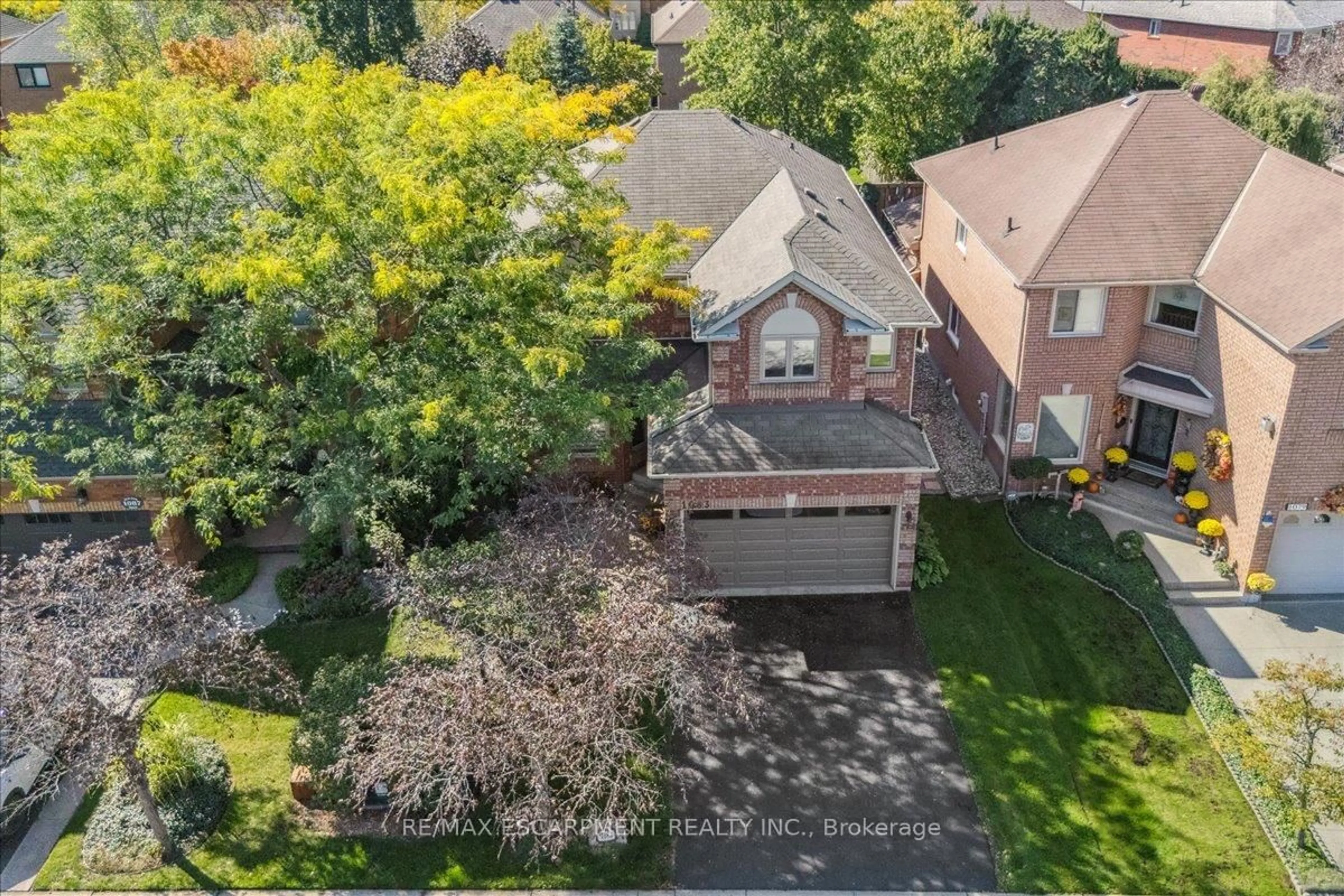 A pic from outside/outdoor area/front of a property/back of a property/a pic from drone, street for 1083 Old Oak Dr, Oakville Ontario L6M 3K4