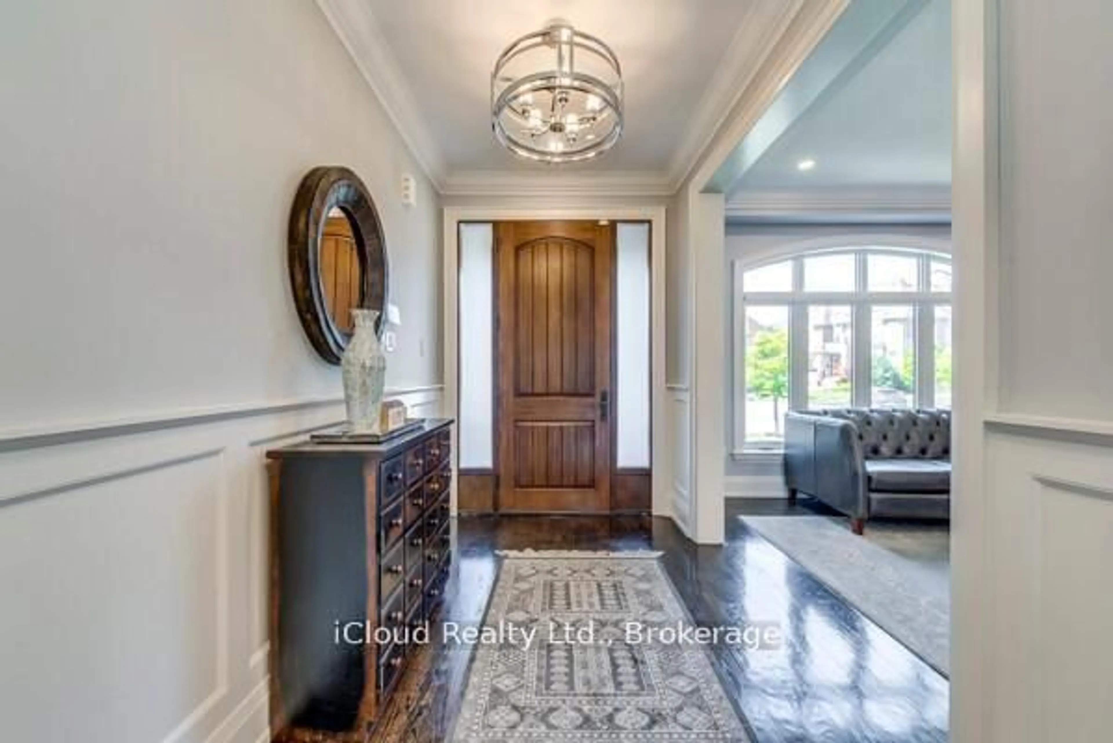 Indoor entryway for 962 Fredonia Dr, Mississauga Ontario L5C 2W4