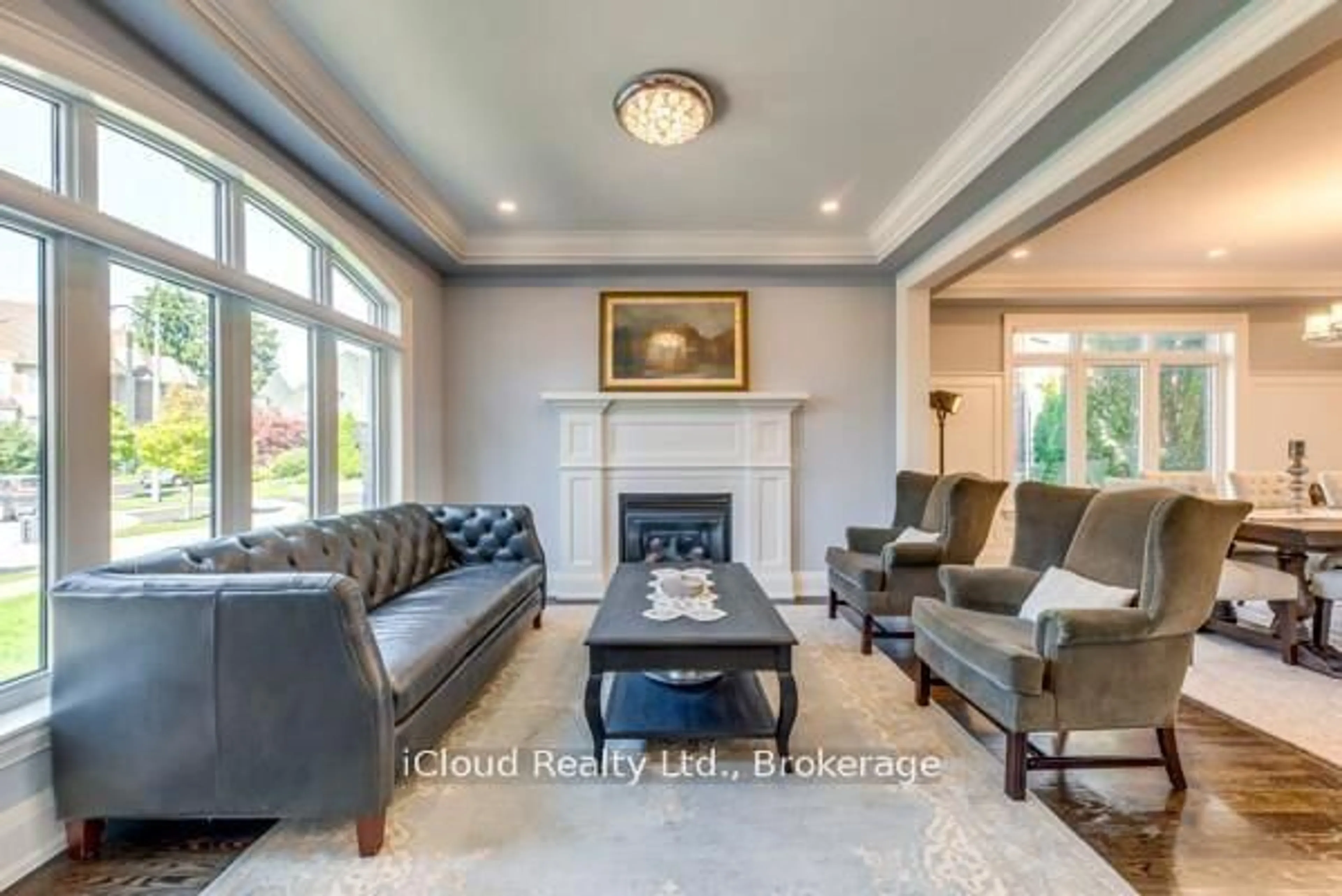 Living room with furniture, unknown for 962 Fredonia Dr, Mississauga Ontario L5C 2W4