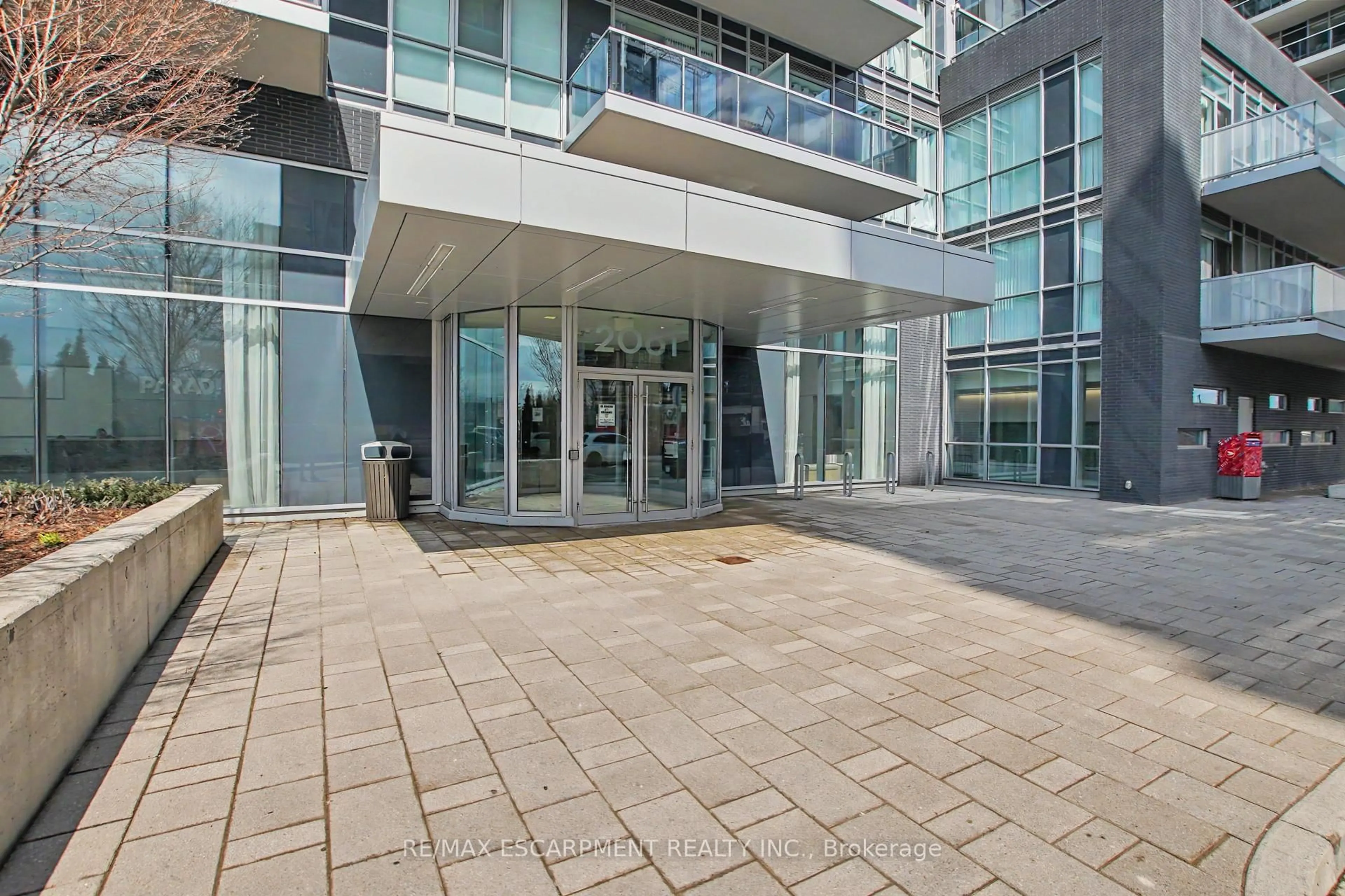 Indoor foyer for 2081 Fairview St #703, Burlington Ontario L7R 0E4