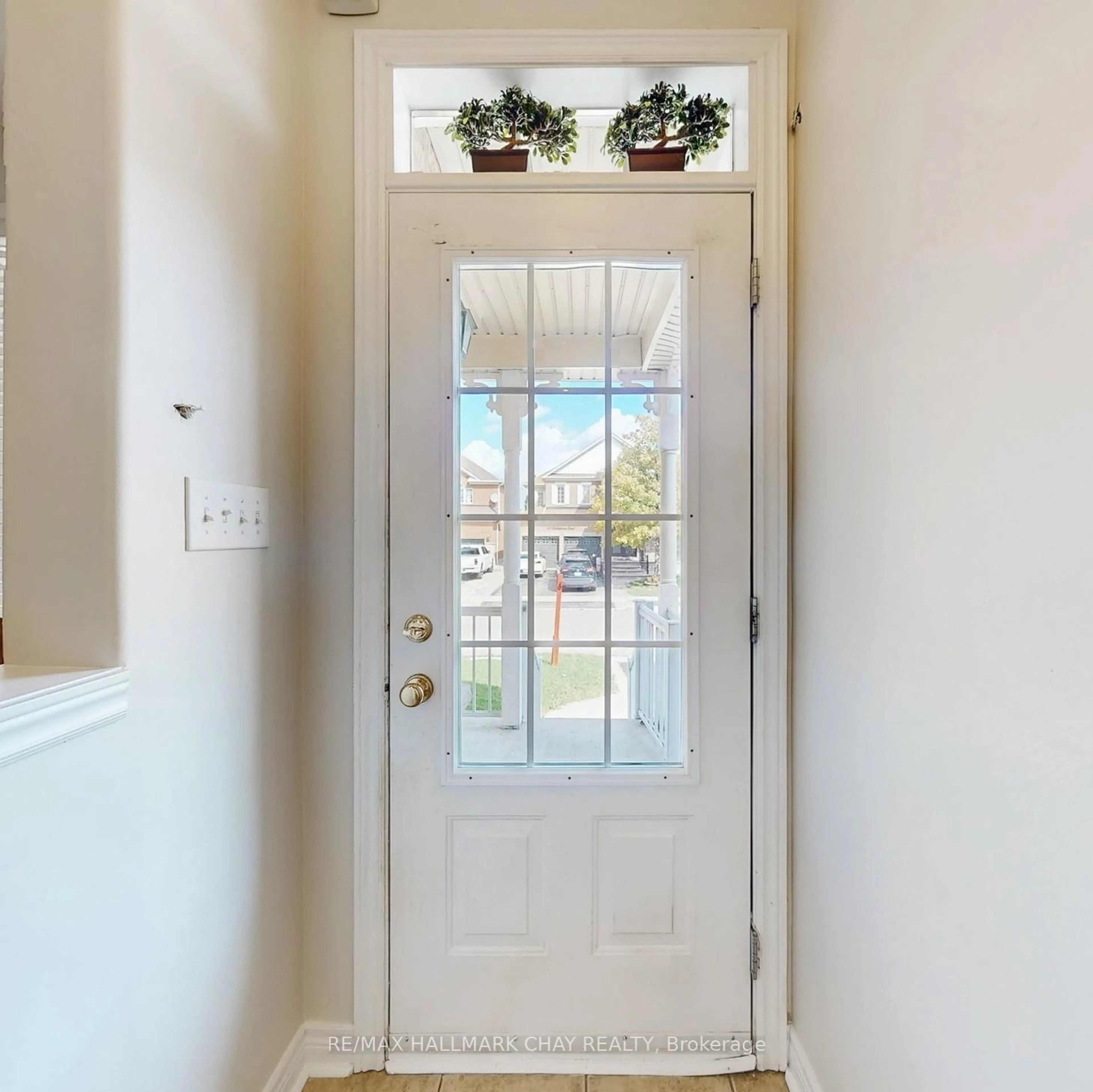 Indoor entryway for 76 Cobblestone Crt, Brampton Ontario L6R 2S4