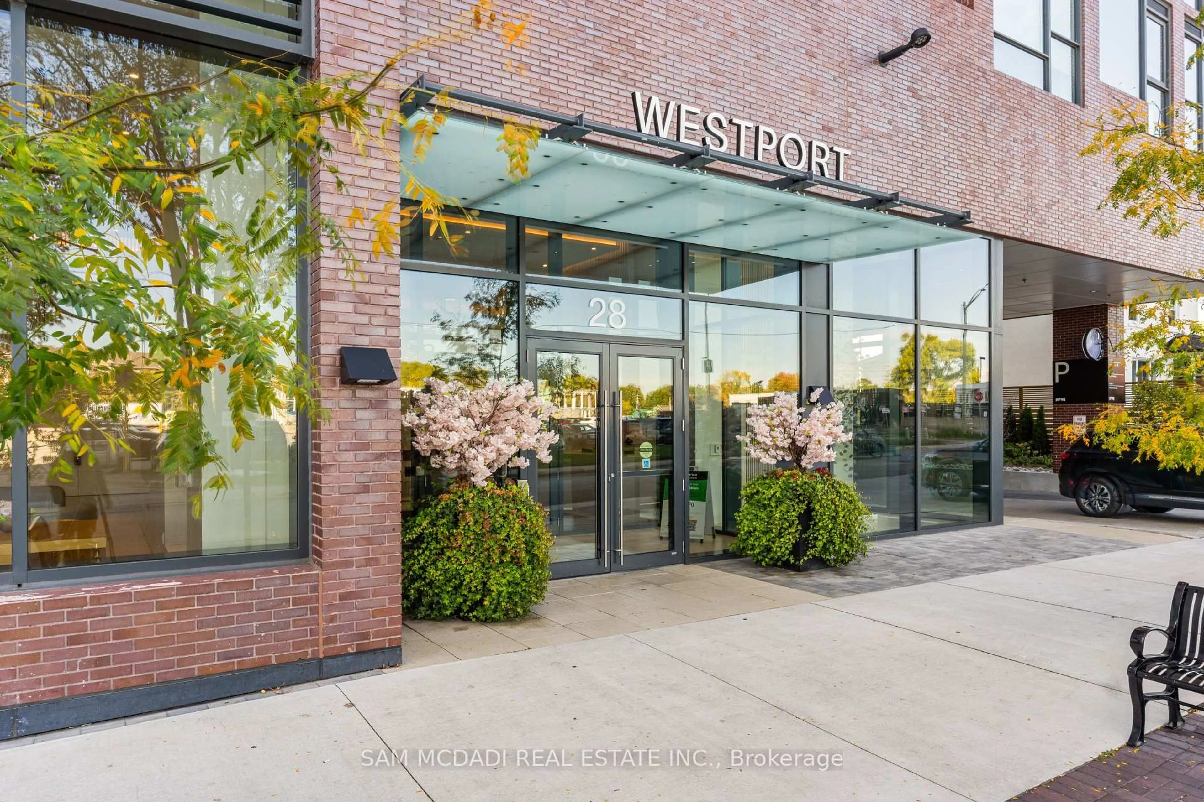 Indoor foyer for 28 Ann St #813, Mississauga Ontario L5G 0E1