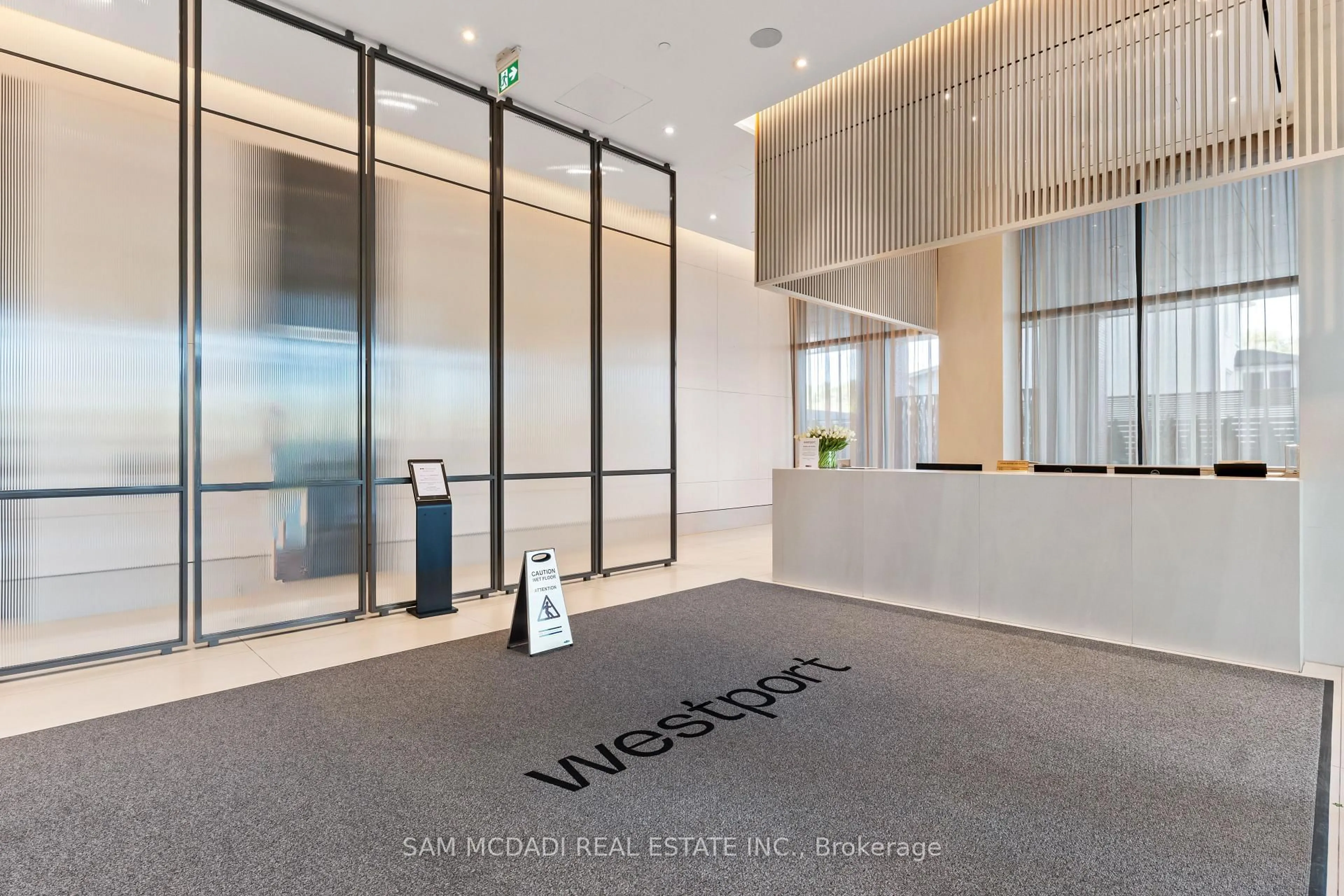 Indoor foyer for 28 Ann St #813, Mississauga Ontario L5G 0E1