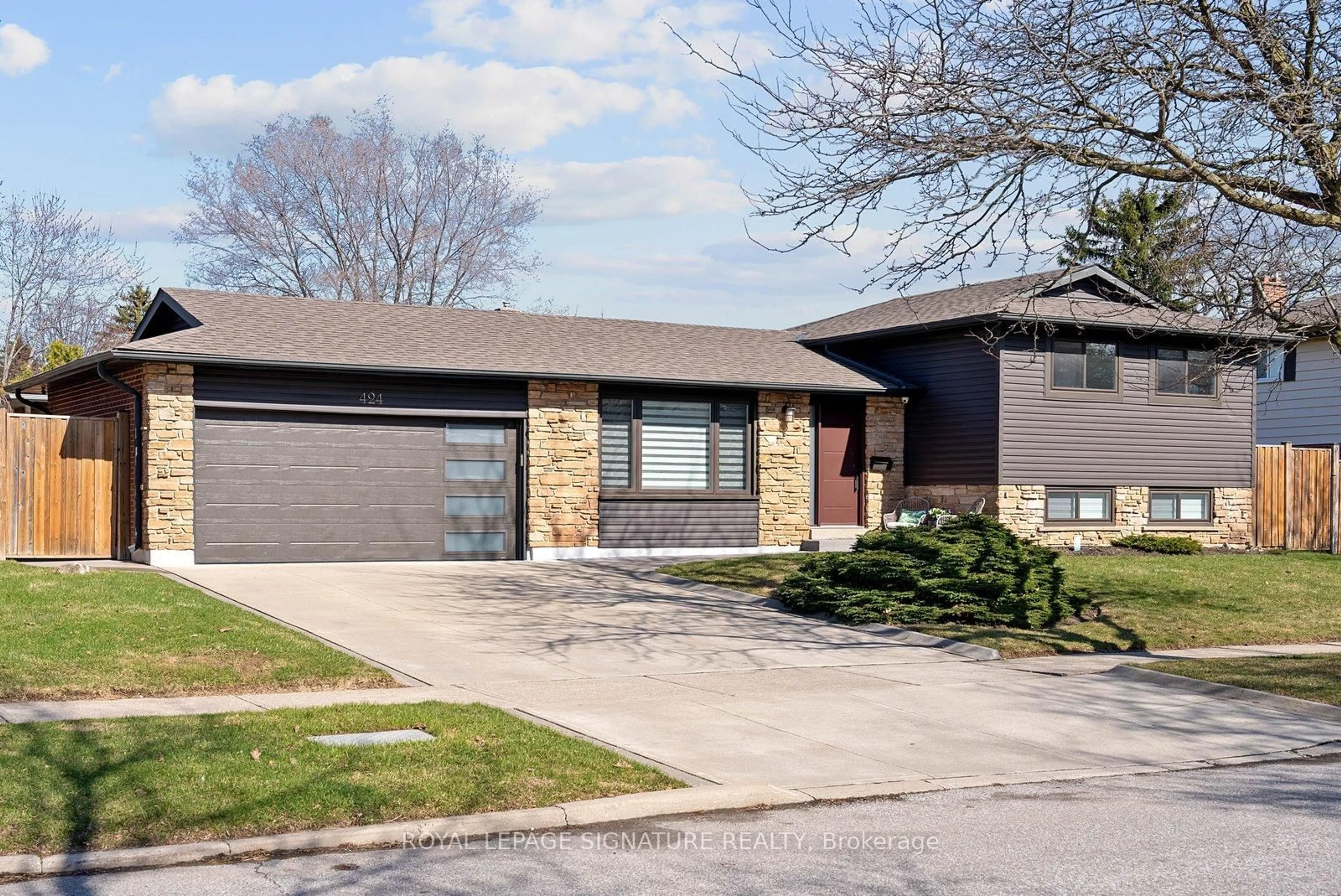 Home with brick exterior material, street for 424 Lara Woods, Mississauga Ontario L5A 3B1