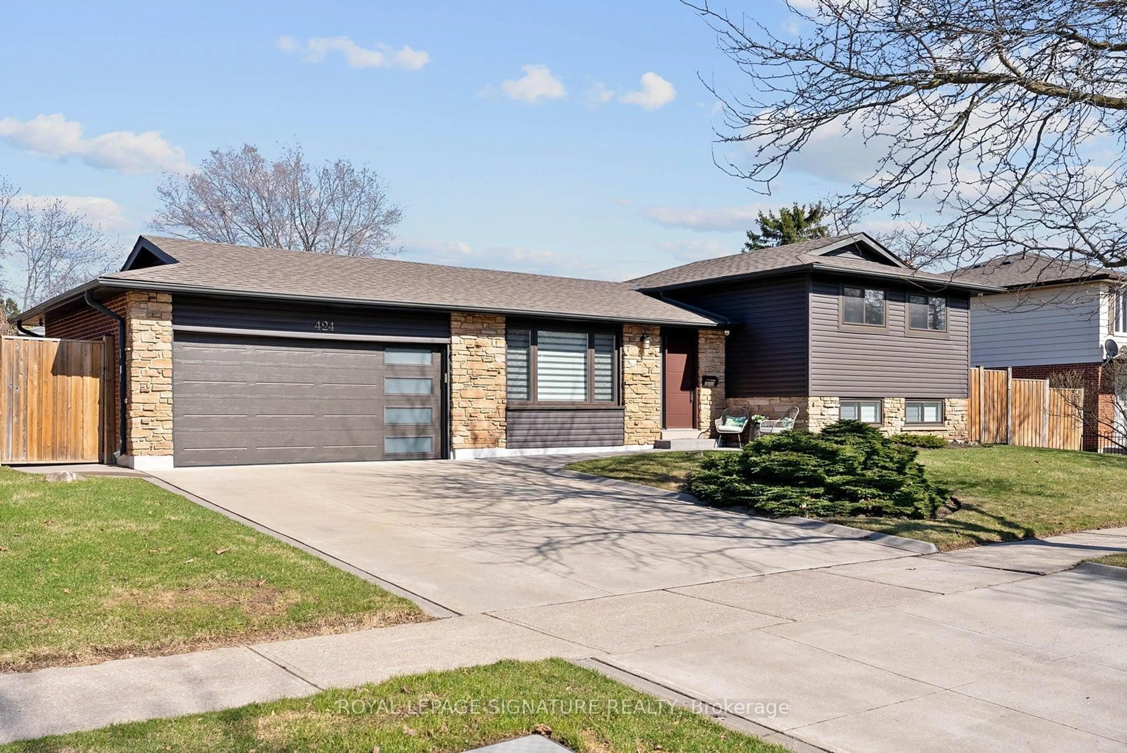 Home with brick exterior material, street for 424 Lara Woods, Mississauga Ontario L5A 3B1