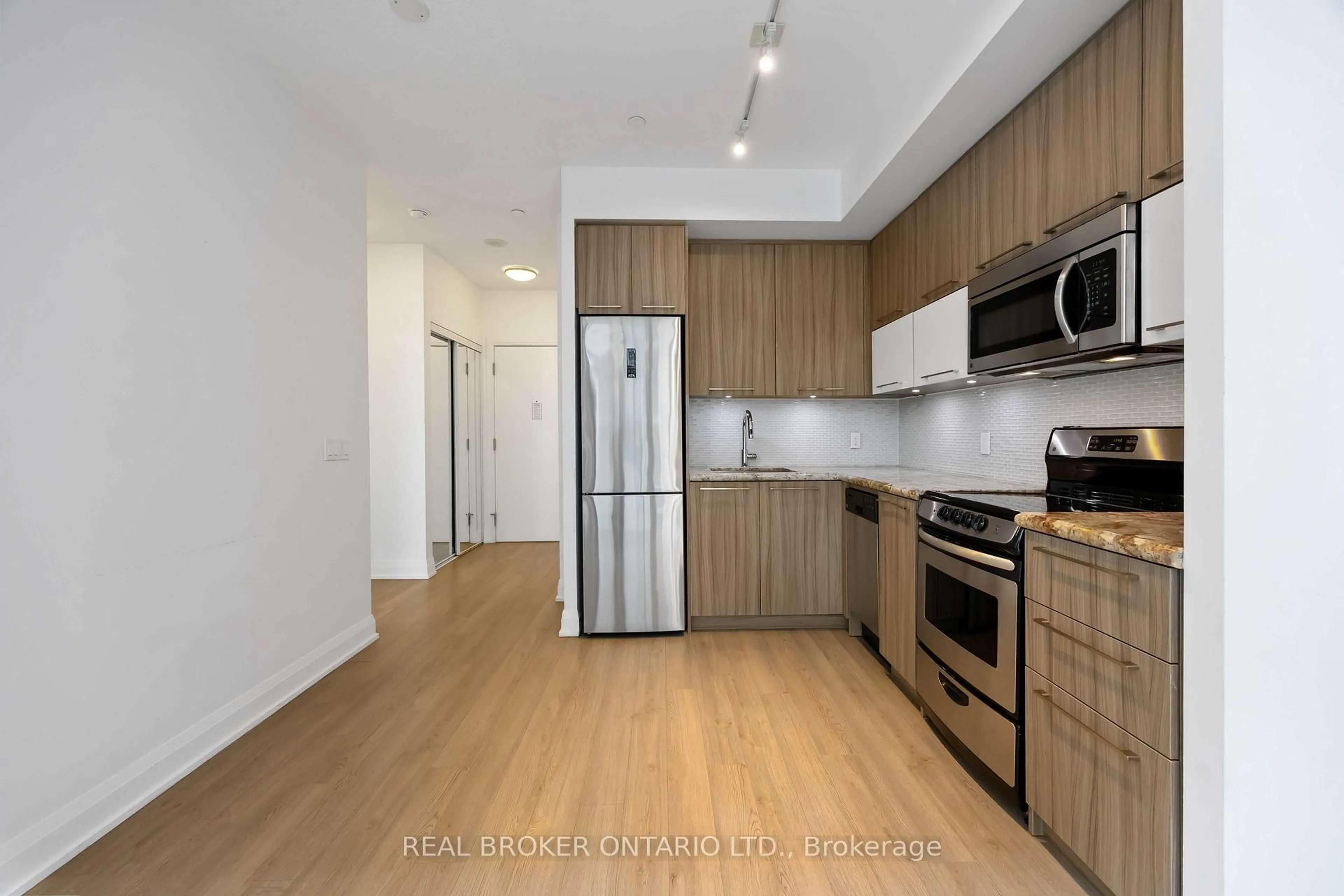Standard kitchen, wood/laminate floor for 56 Annie Craig Dr #302, Toronto Ontario M8V 0C5