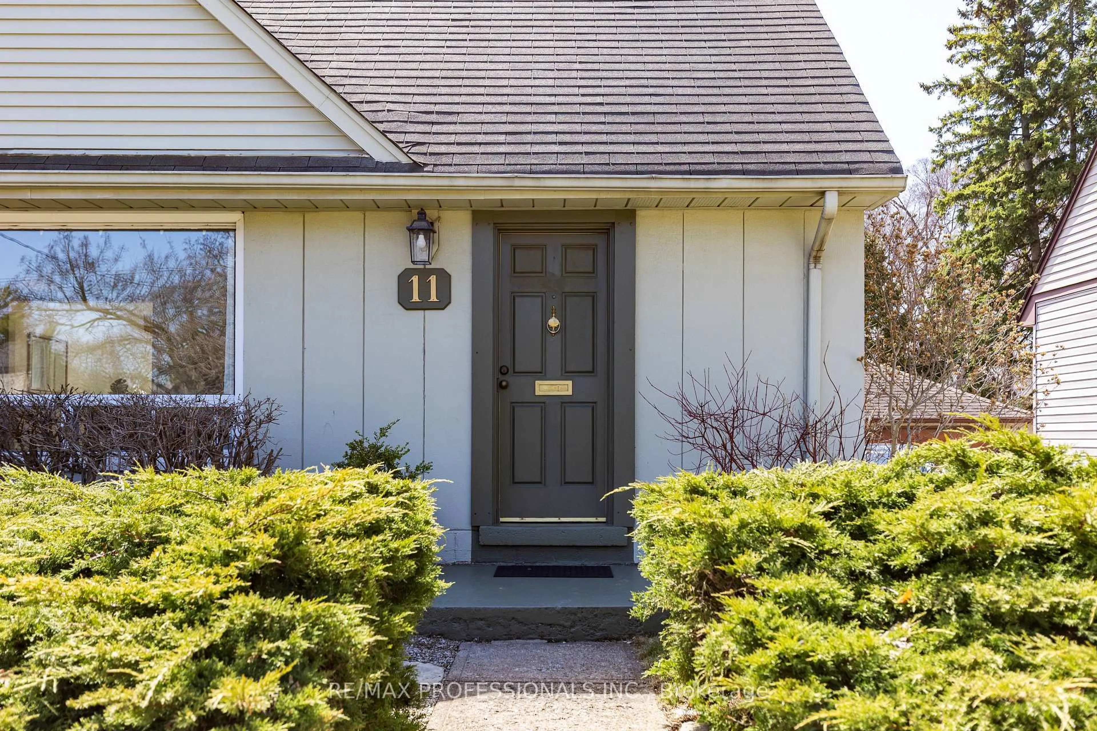 Indoor entryway for 11 Mitcham Dr, Toronto Ontario M8W 2J6