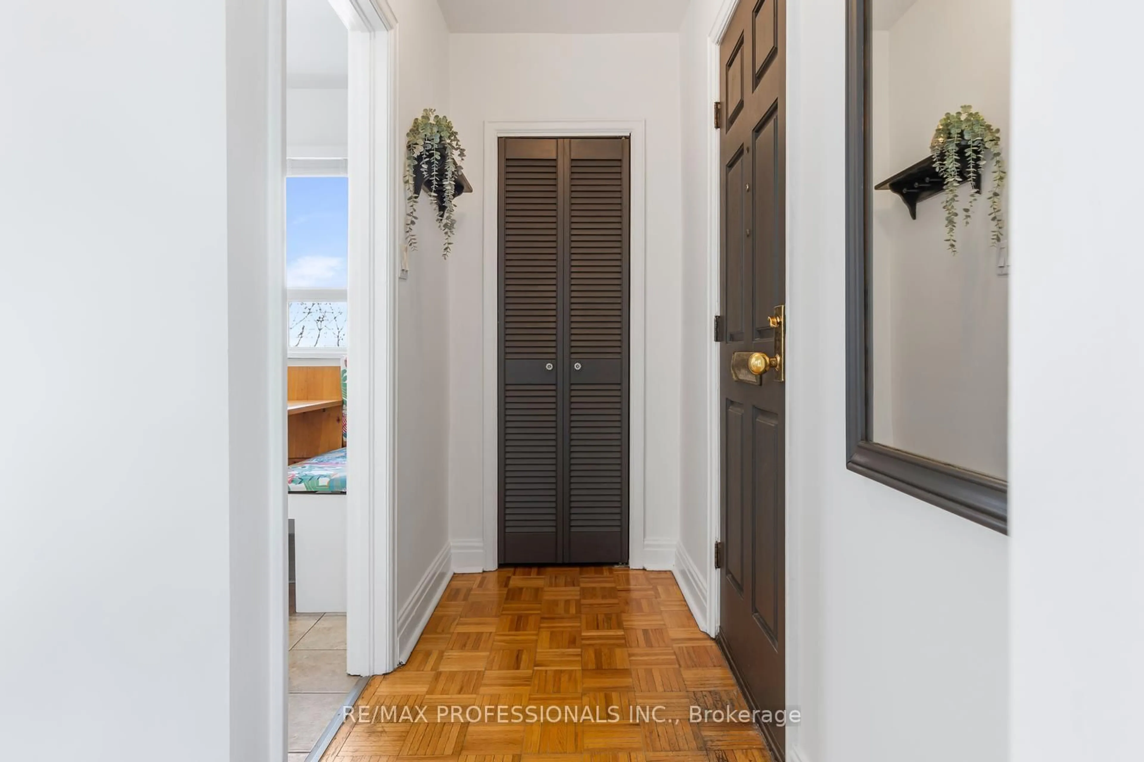 Indoor entryway for 11 Mitcham Dr, Toronto Ontario M8W 2J6