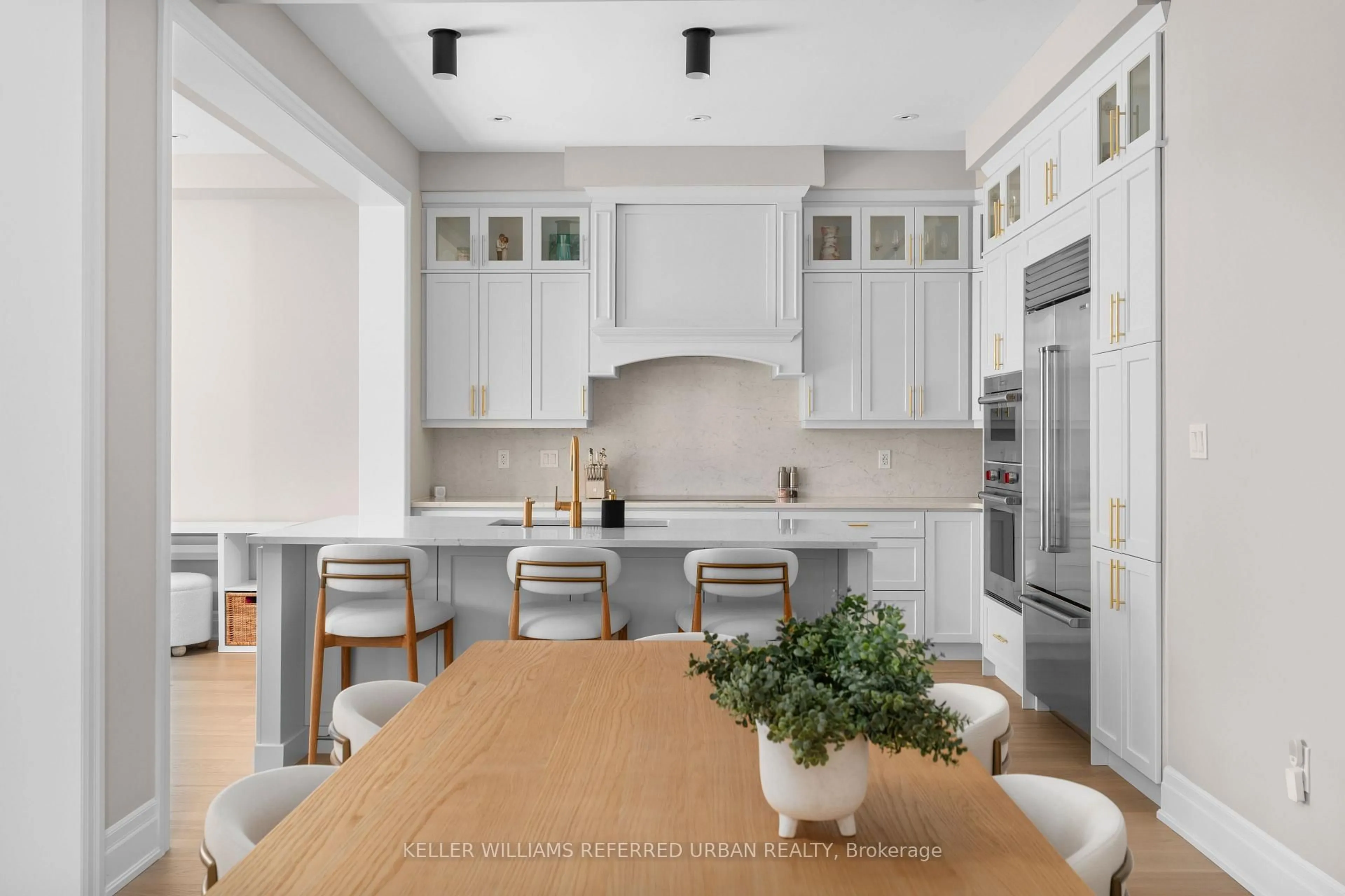 Open concept kitchen, ceramic/tile floor for 1318 Courtleigh Tr, Oakville Ontario L6H 7Y5