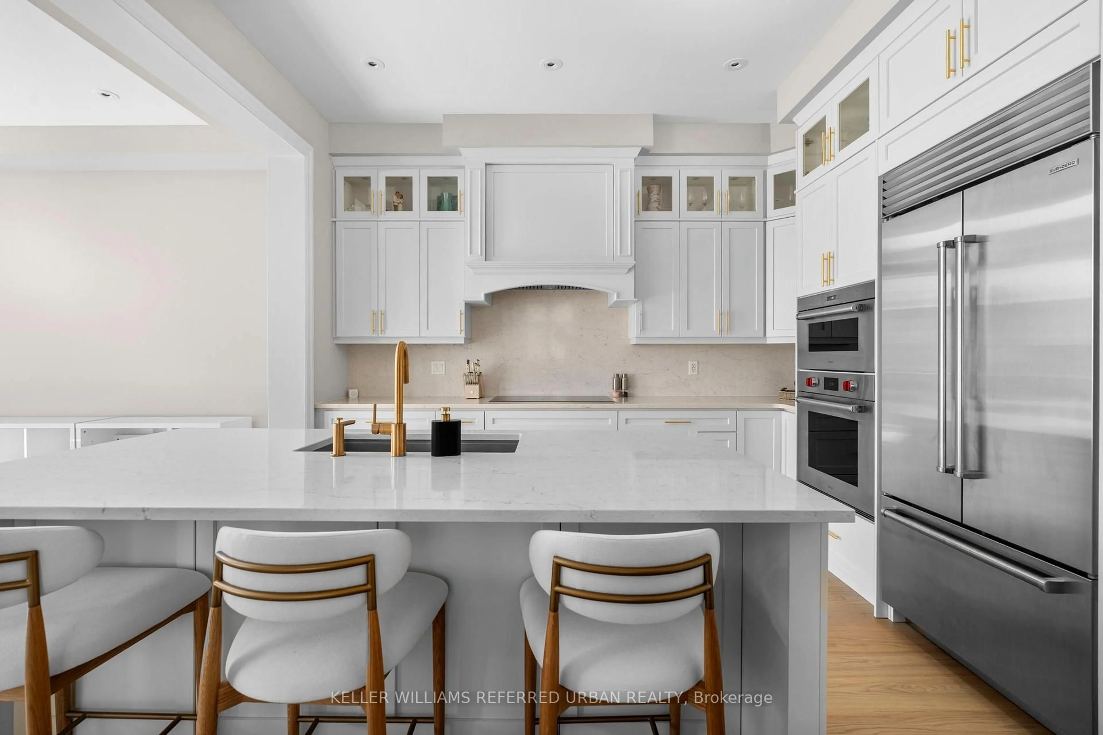 Open concept kitchen, ceramic/tile floor for 1318 Courtleigh Tr, Oakville Ontario L6H 7Y5