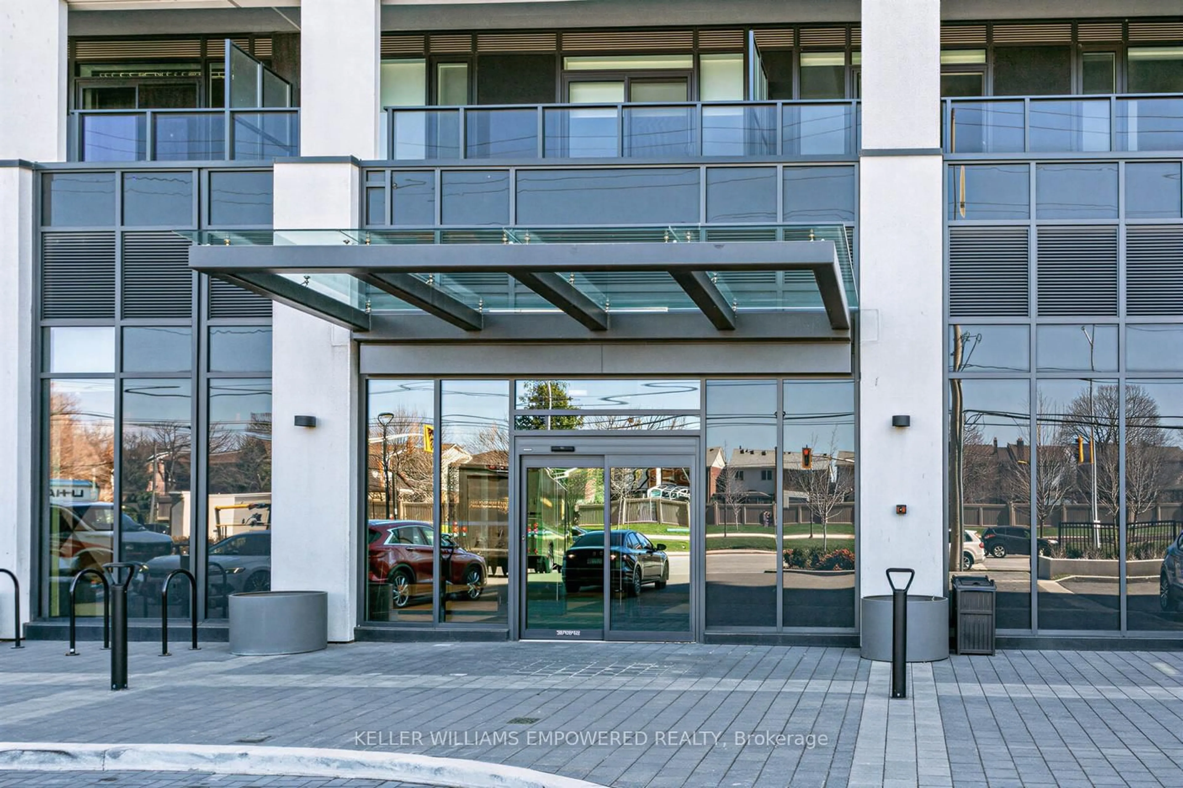 Indoor foyer for 202 Burnhamthorpe Rd #303, Mississauga Ontario L5A 0B2