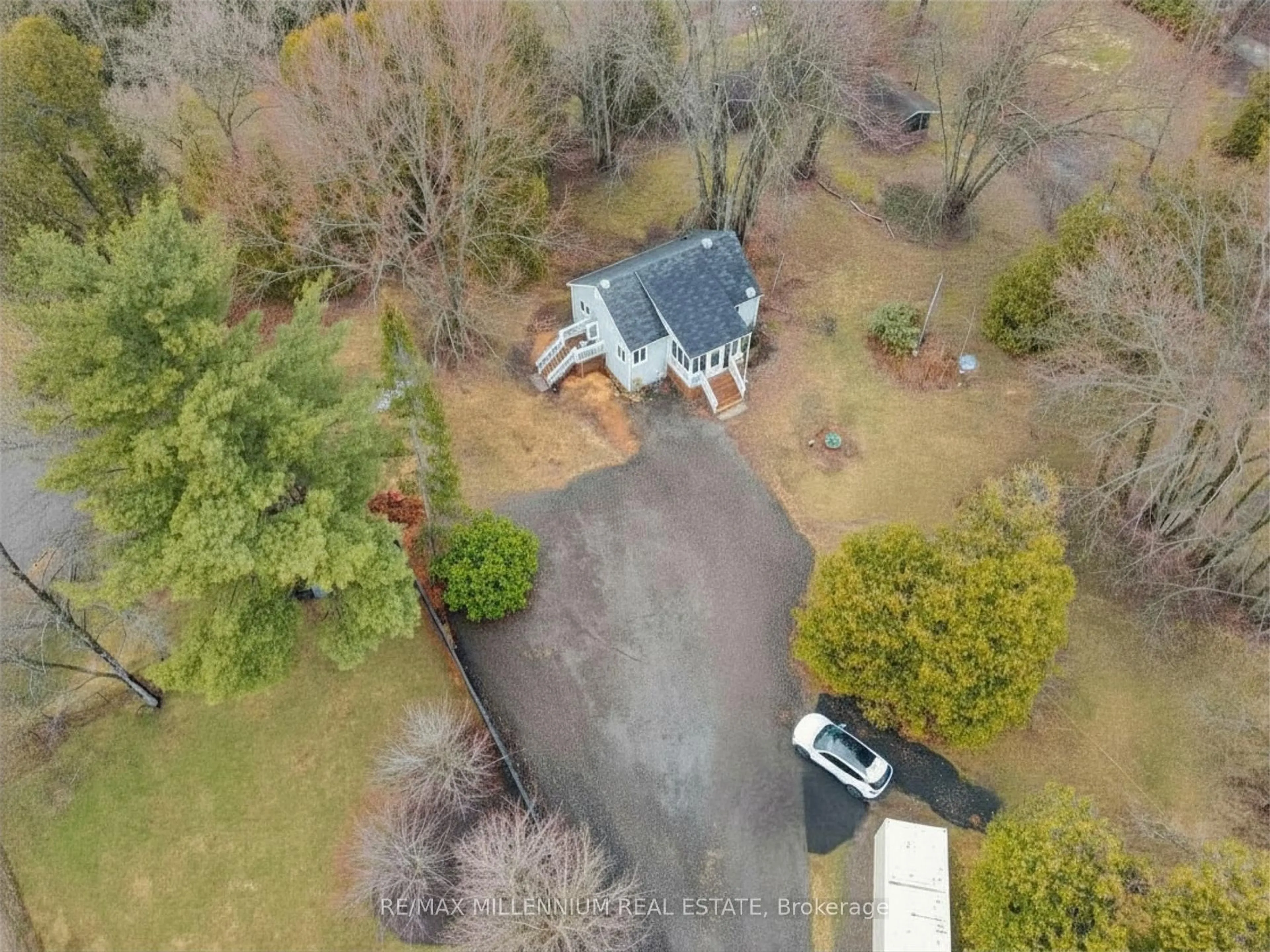 A pic from outside/outdoor area/front of a property/back of a property/a pic from drone, unknown for 2424 Olde Base Line Rd, Caledon Ontario L7C 0J3