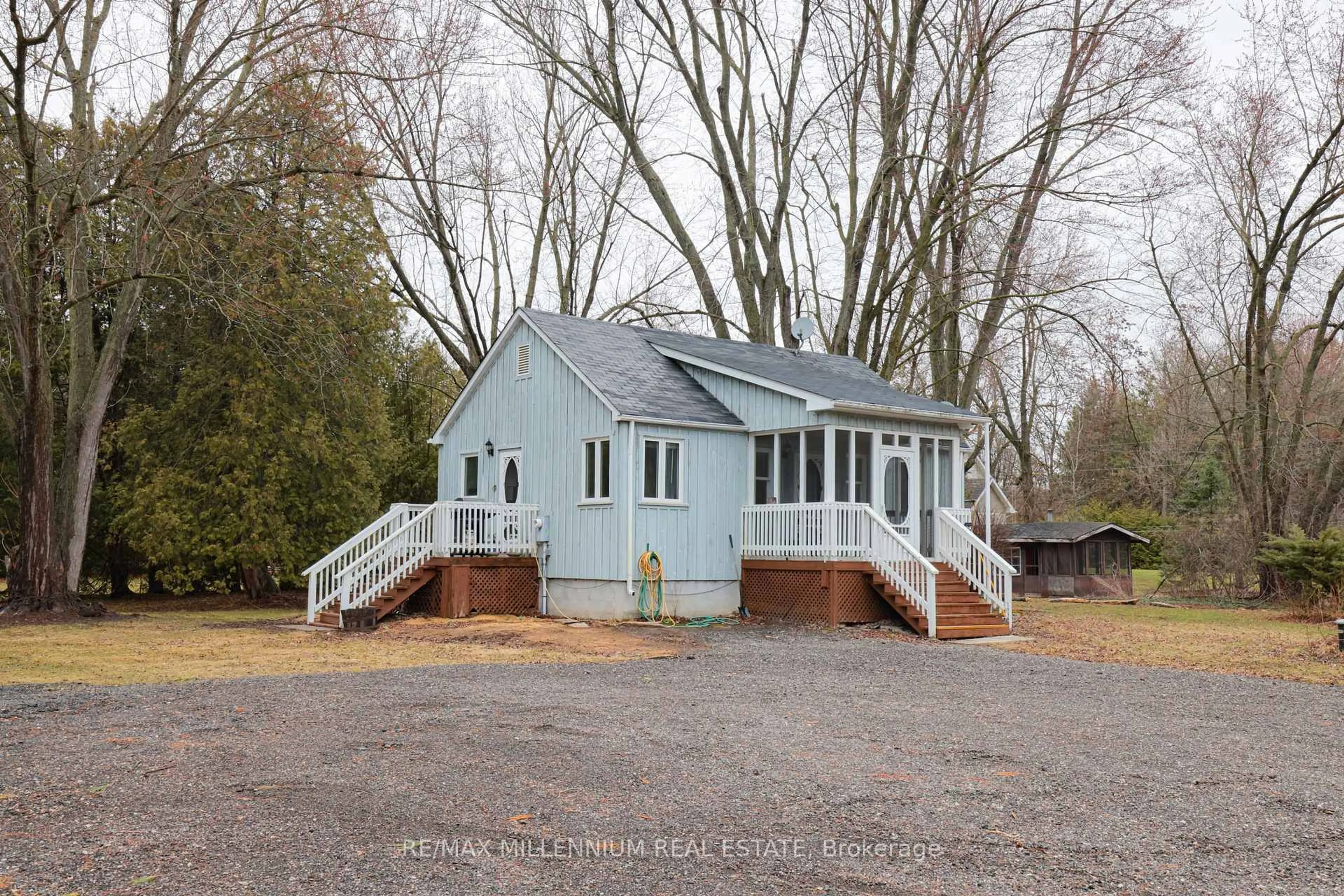 Home with vinyl exterior material, building for 2424 Olde Base Line Rd, Caledon Ontario L7C 0J3