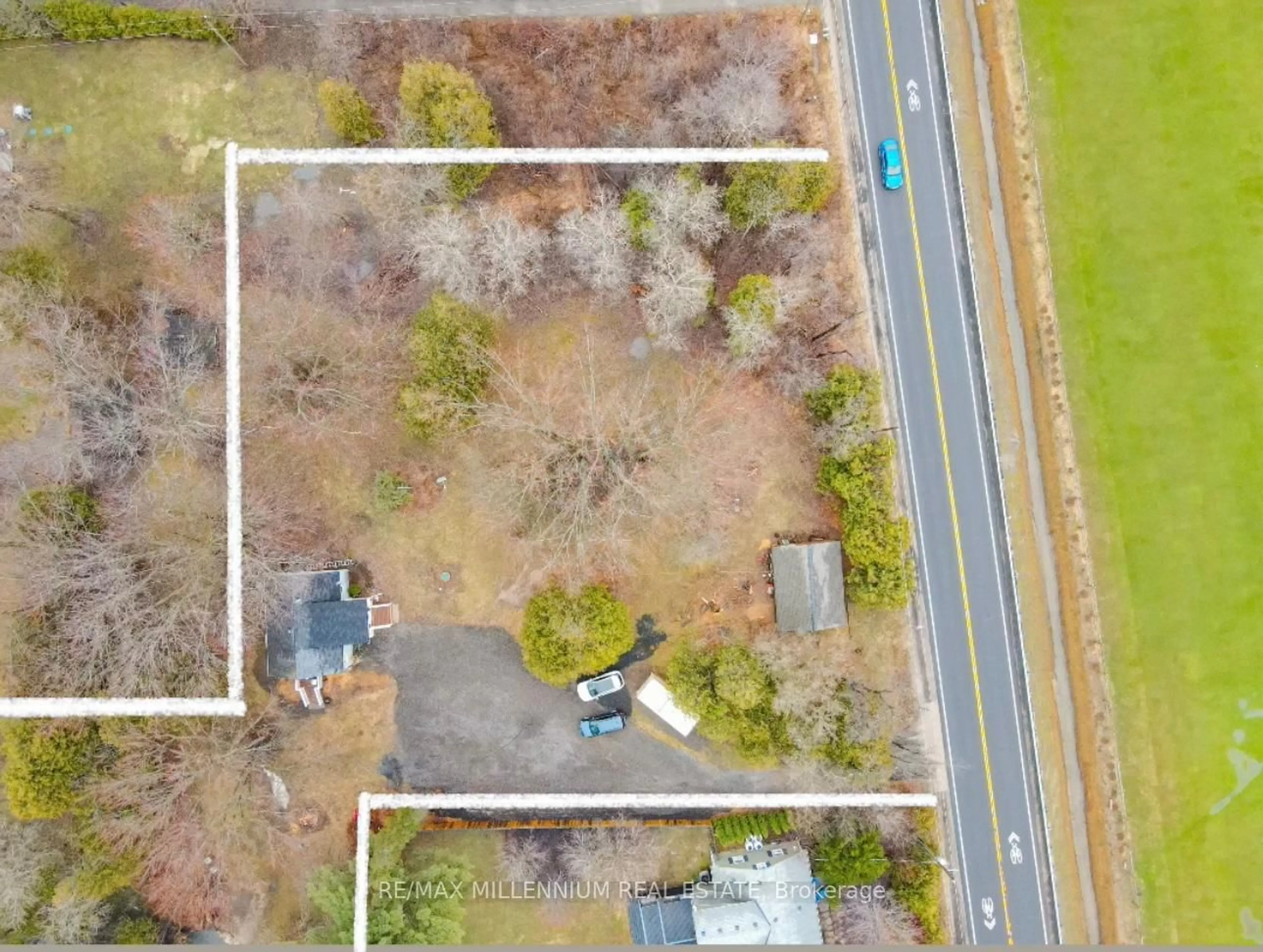A pic from outside/outdoor area/front of a property/back of a property/a pic from drone, street for 2424 Olde Base Line Rd, Caledon Ontario L7C 0J3