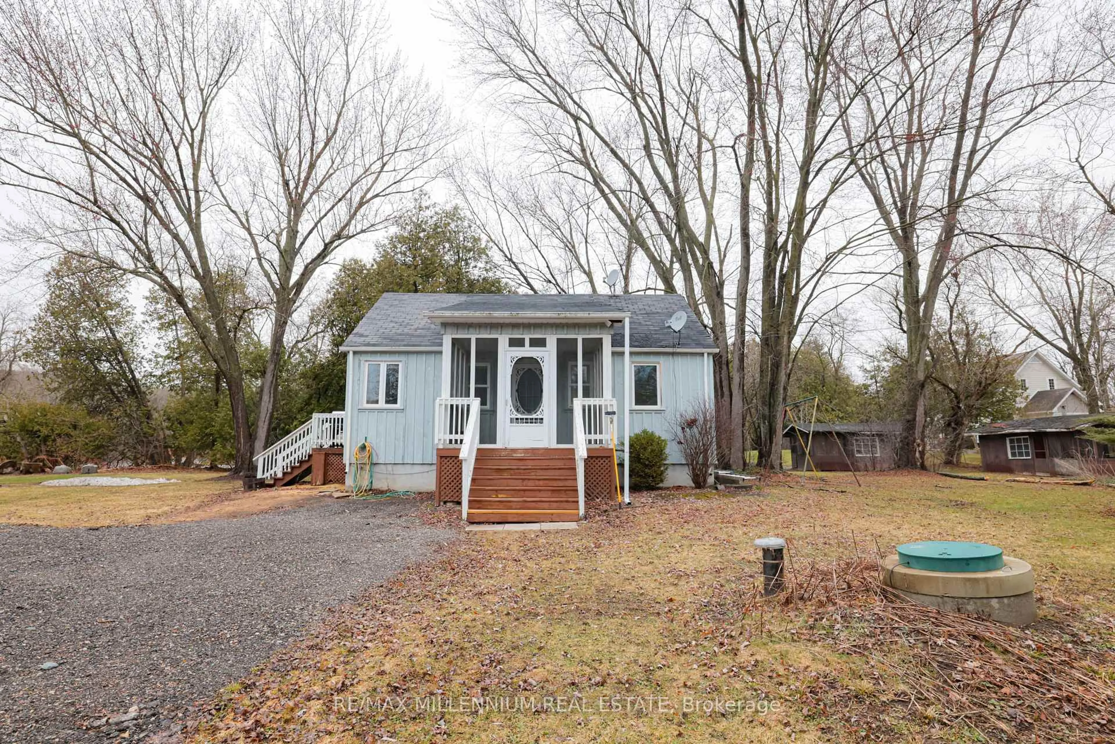 Home with vinyl exterior material, street for 2424 Olde Base Line Rd, Caledon Ontario L7C 0J3