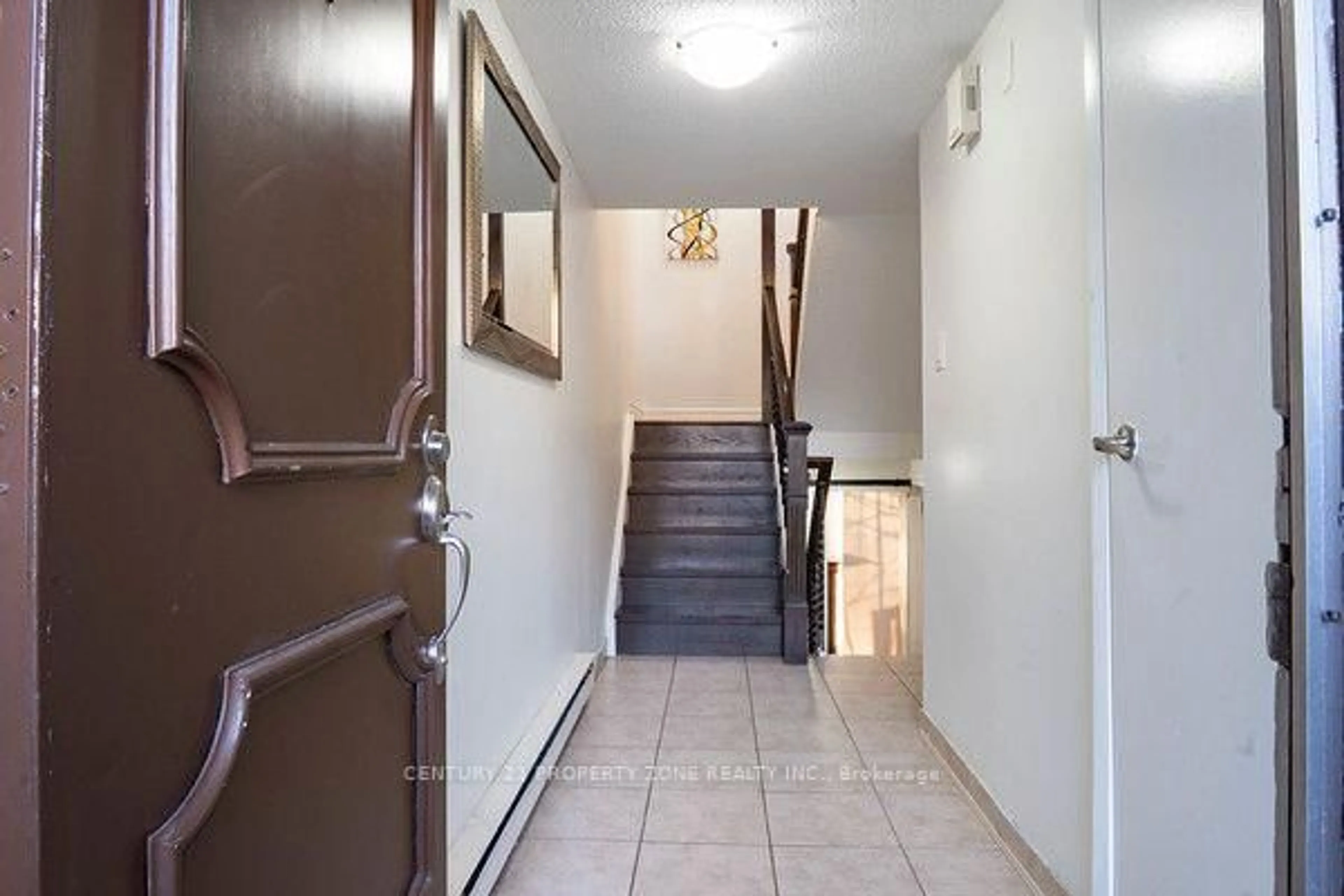 Indoor foyer for 6860 Glen Erin Dr #19, Mississauga Ontario L5N 2E1