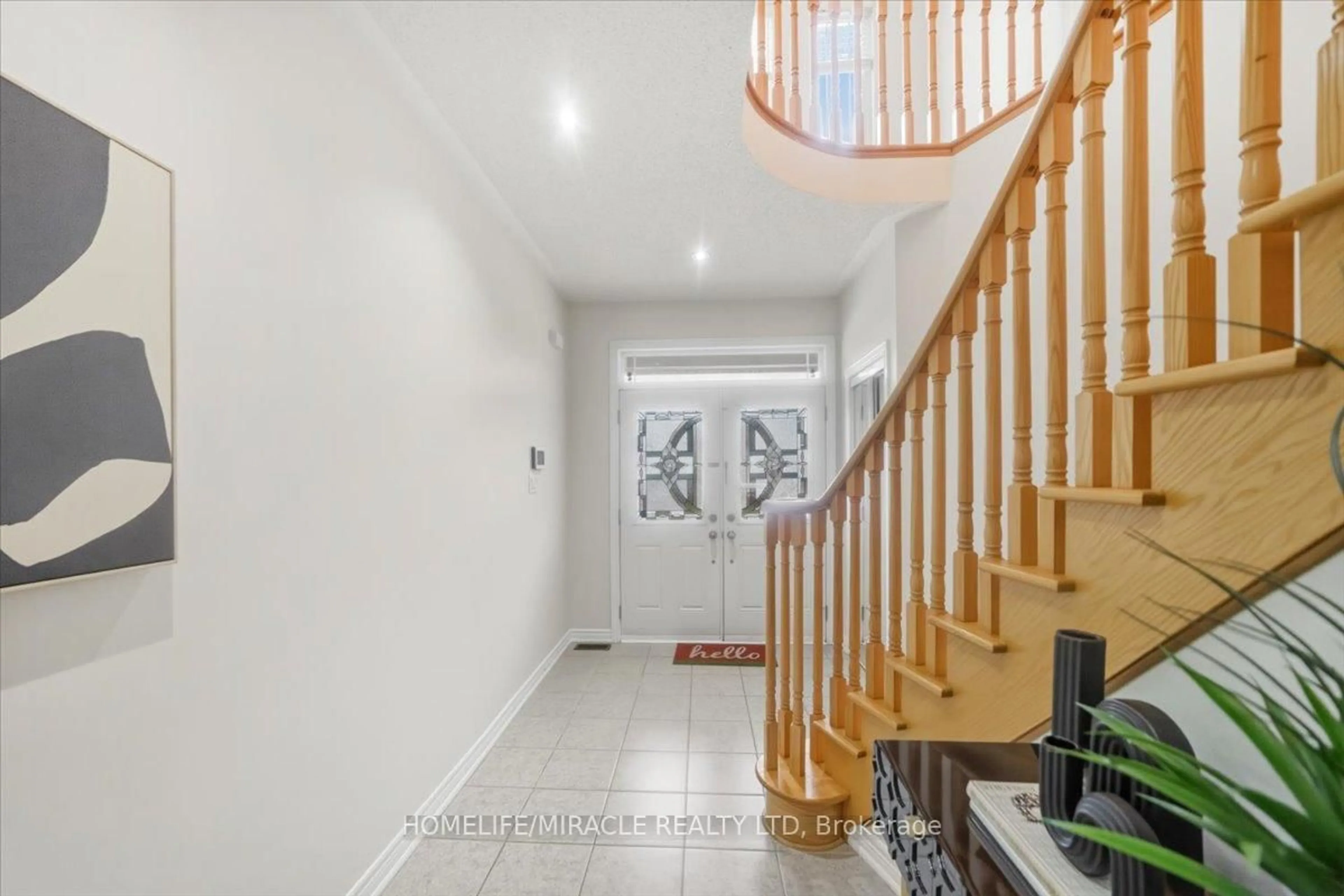 Indoor foyer for 381 Queen Mary Dr, Brampton Ontario L7A 3T1