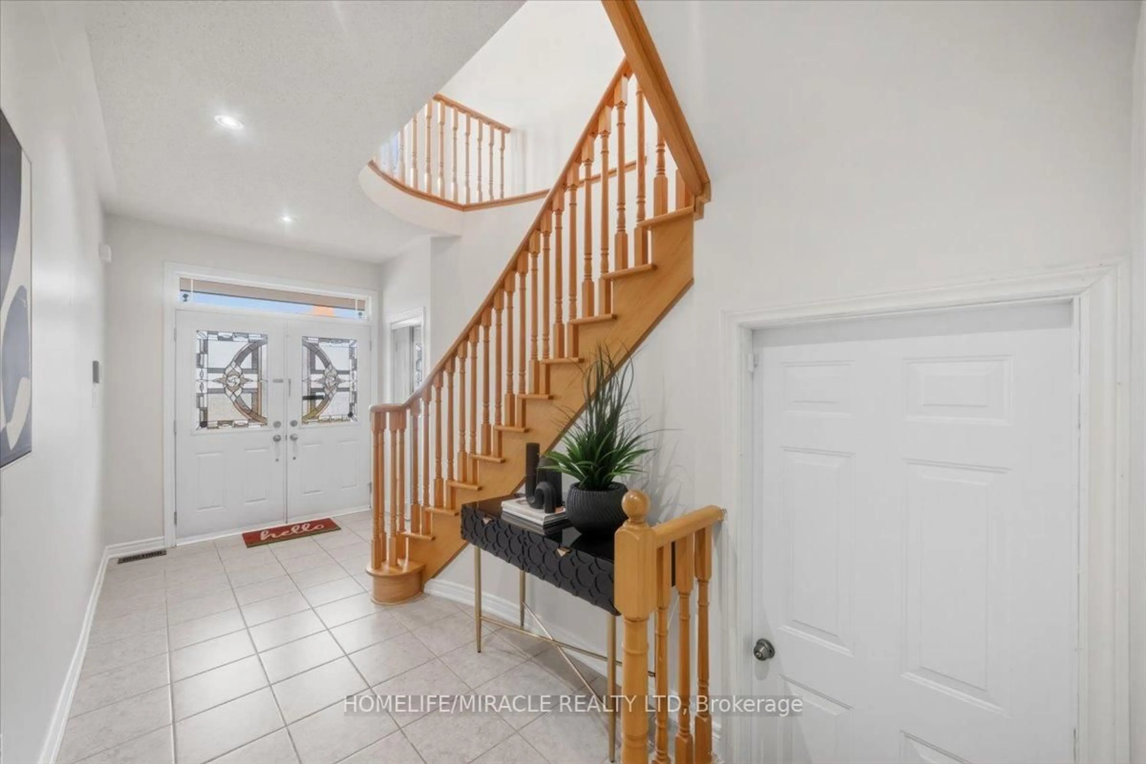 Indoor entryway for 381 Queen Mary Dr, Brampton Ontario L7A 3T1