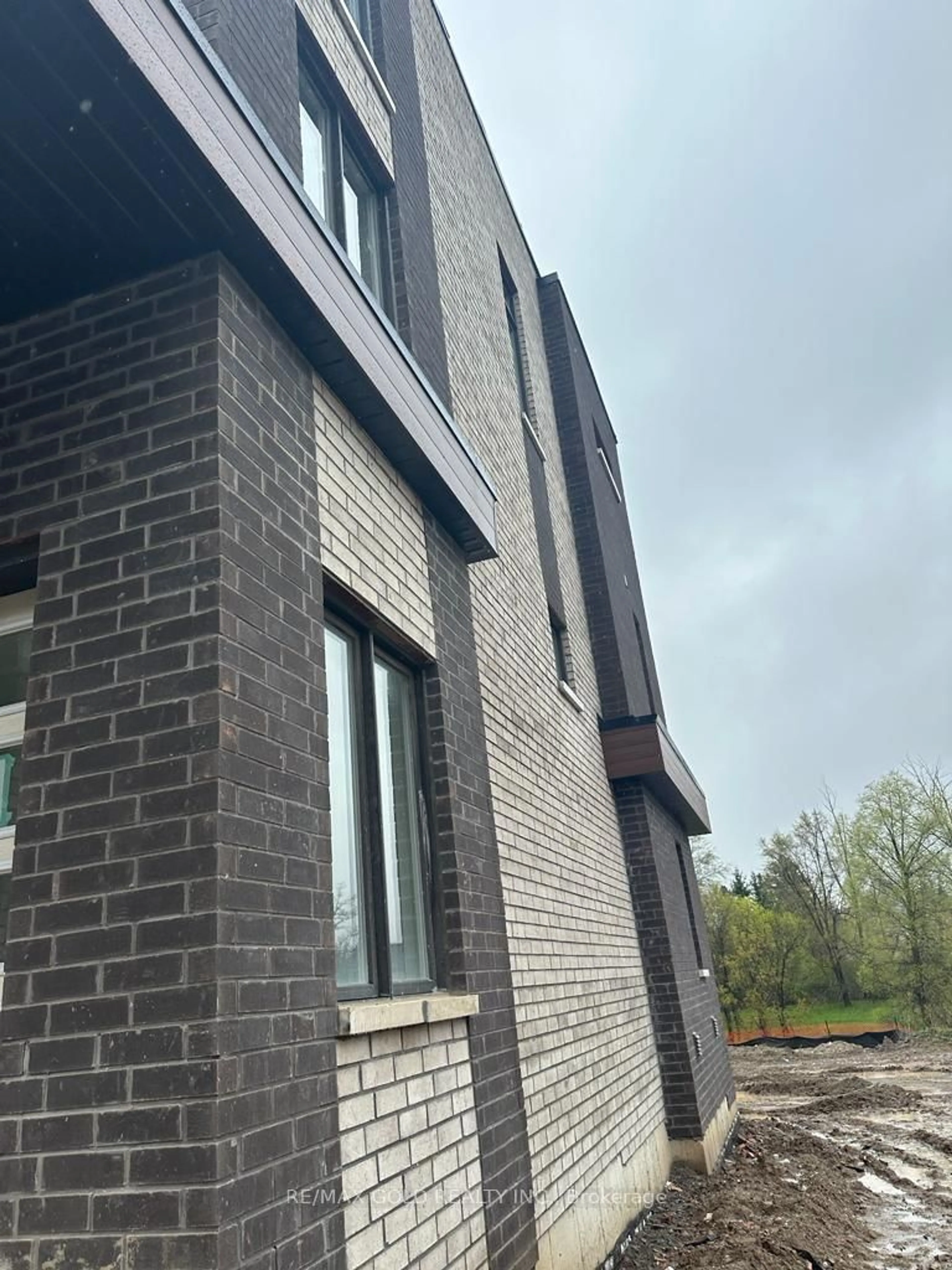 Home with brick exterior material, building for 43 Queenpost Dr, Brampton Ontario L6Y 6L2