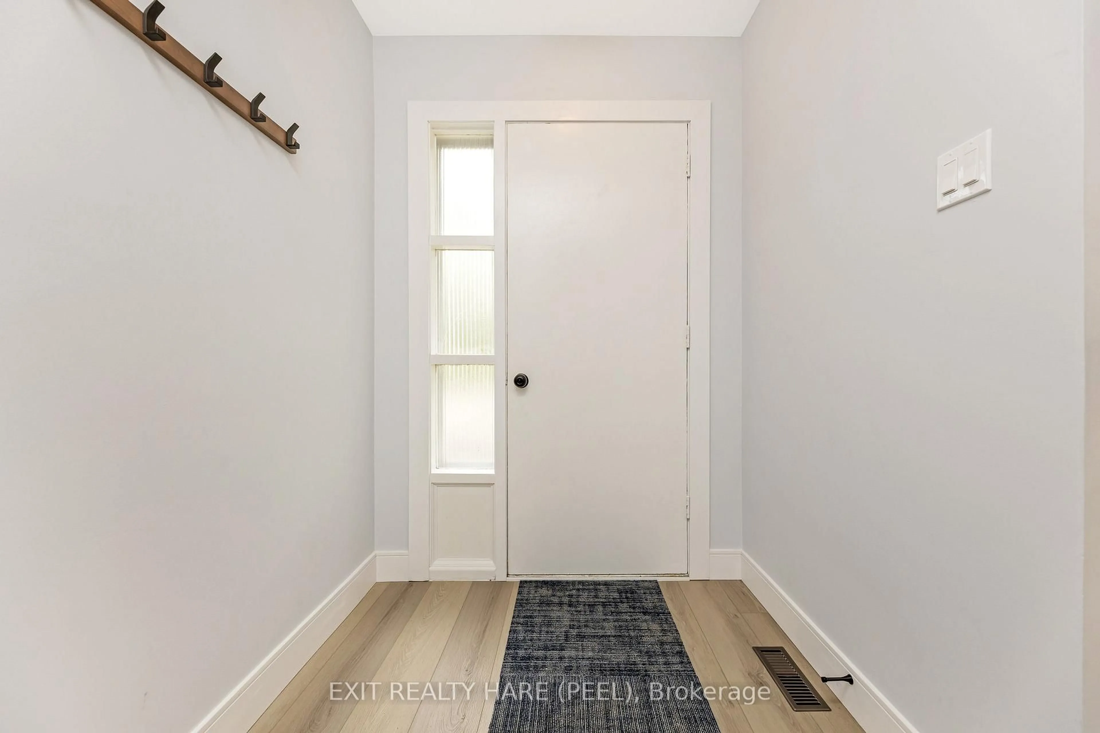 Indoor entryway for 5 Garside Cres, Brampton Ontario L6S 1H5