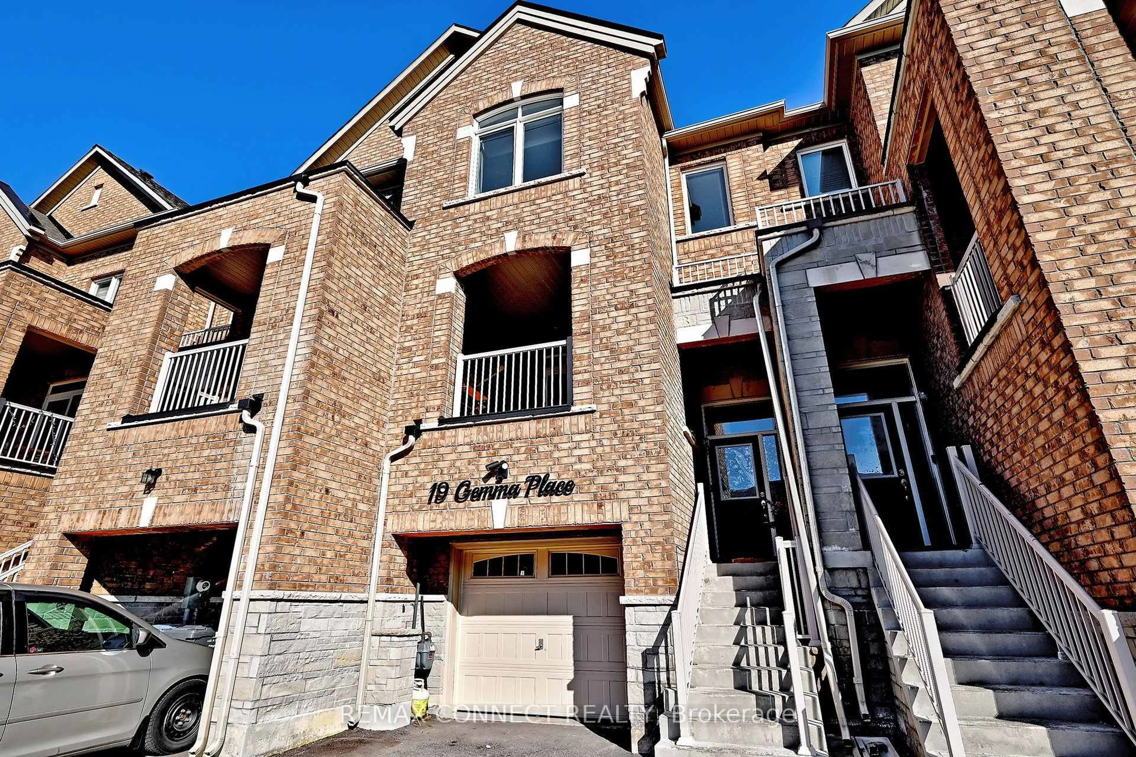 Indoor foyer for 19 Gemma Pl, Brampton Ontario L6Z 1X9