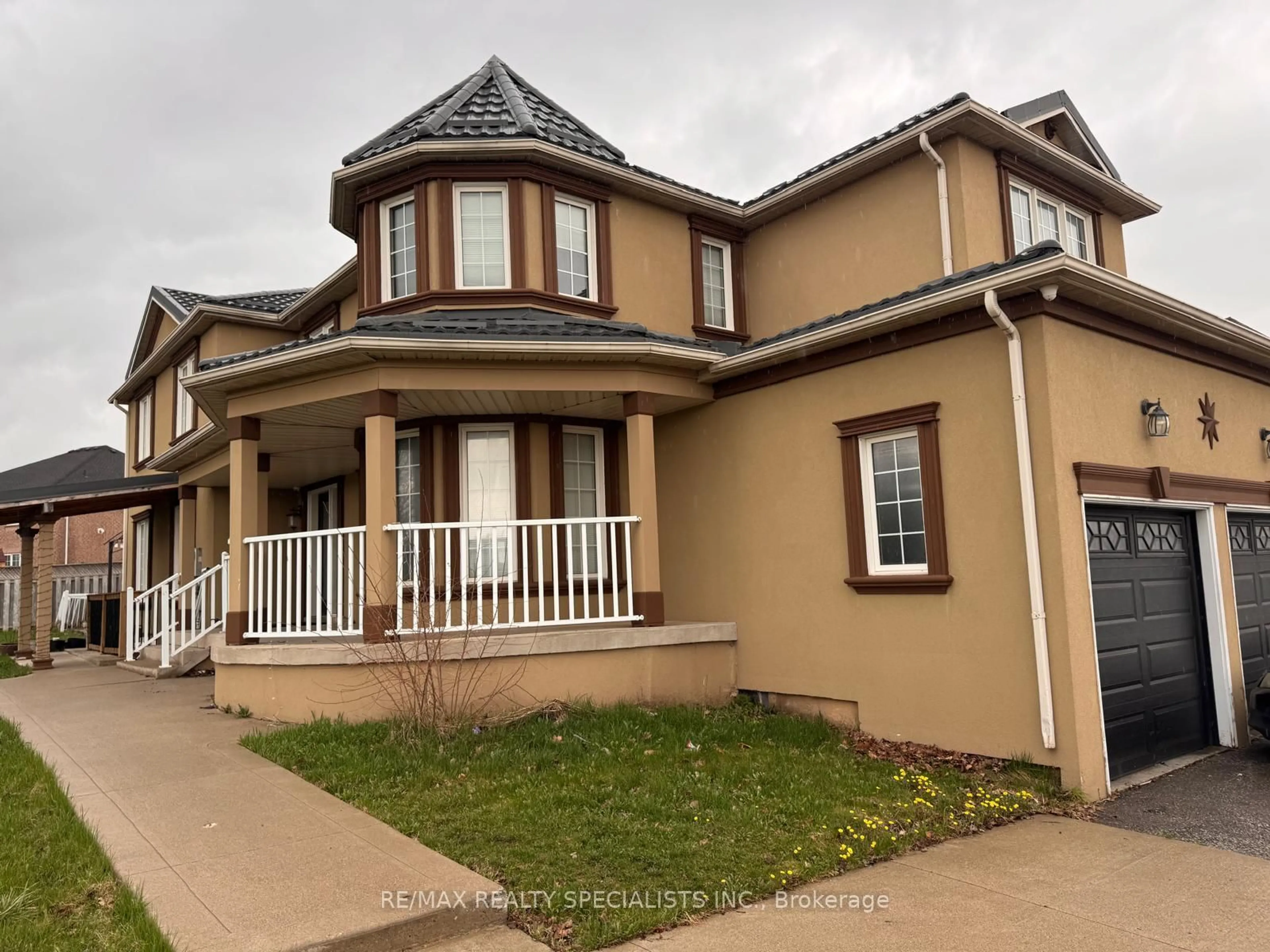 Home with vinyl exterior material, street for 2 Fletchers Creek Blvd, Brampton Ontario L6X 4R6