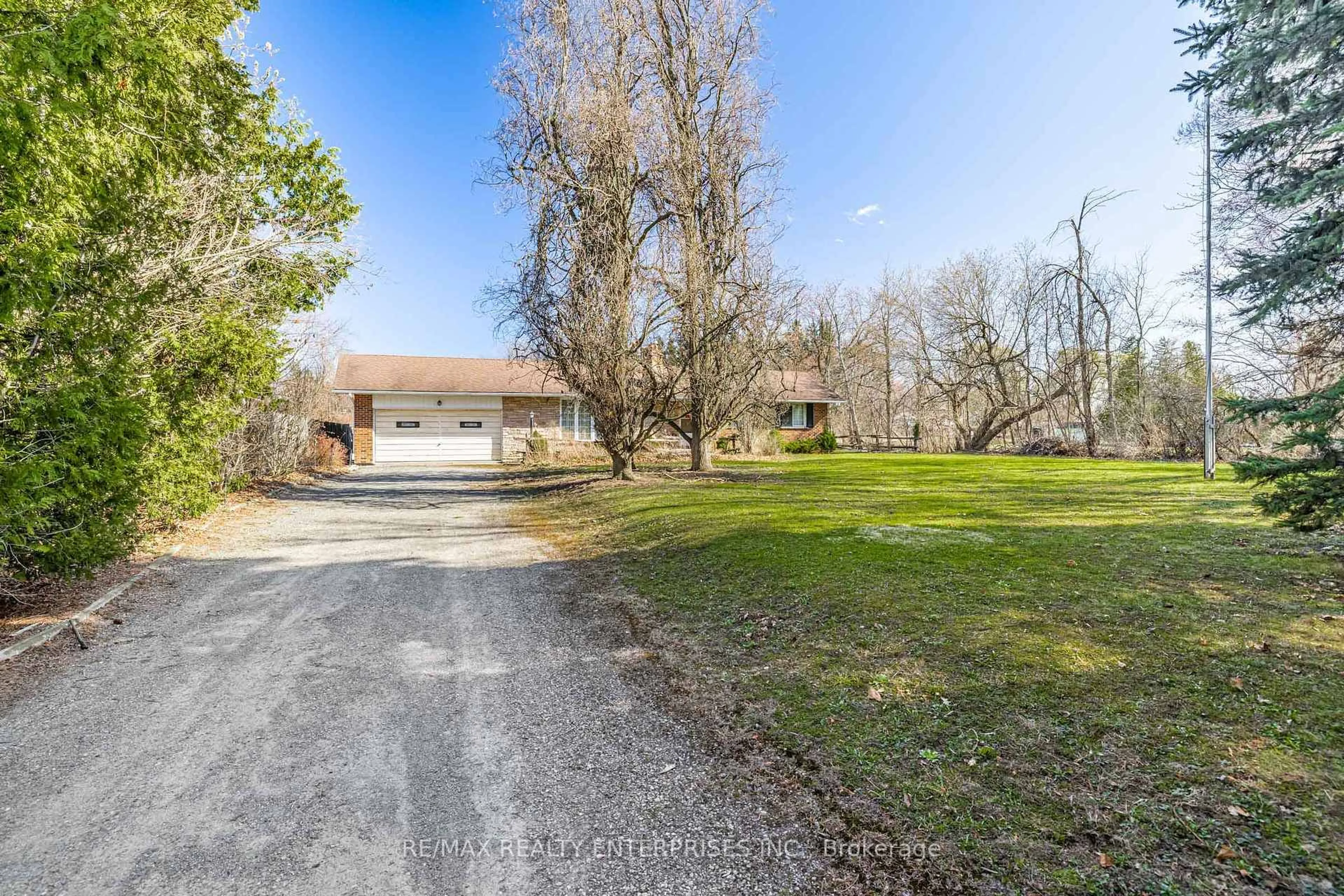 A pic from outside/outdoor area/front of a property/back of a property/a pic from drone, street for 2739 Embleton Rd, Brampton Ontario L6Y 0E8