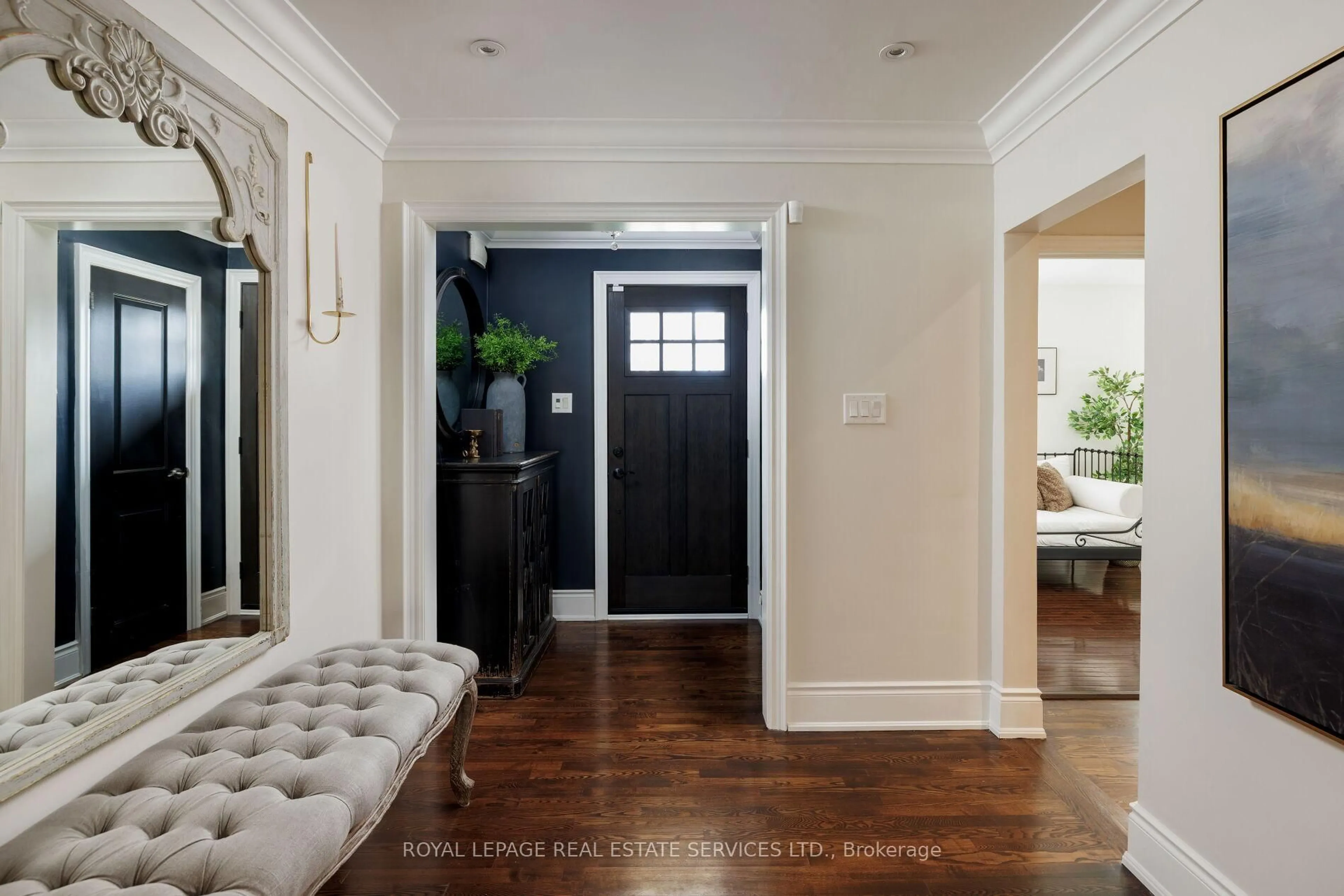 Indoor entryway for 23 Glenmanor Dr, Oakville Ontario L6K 2B3