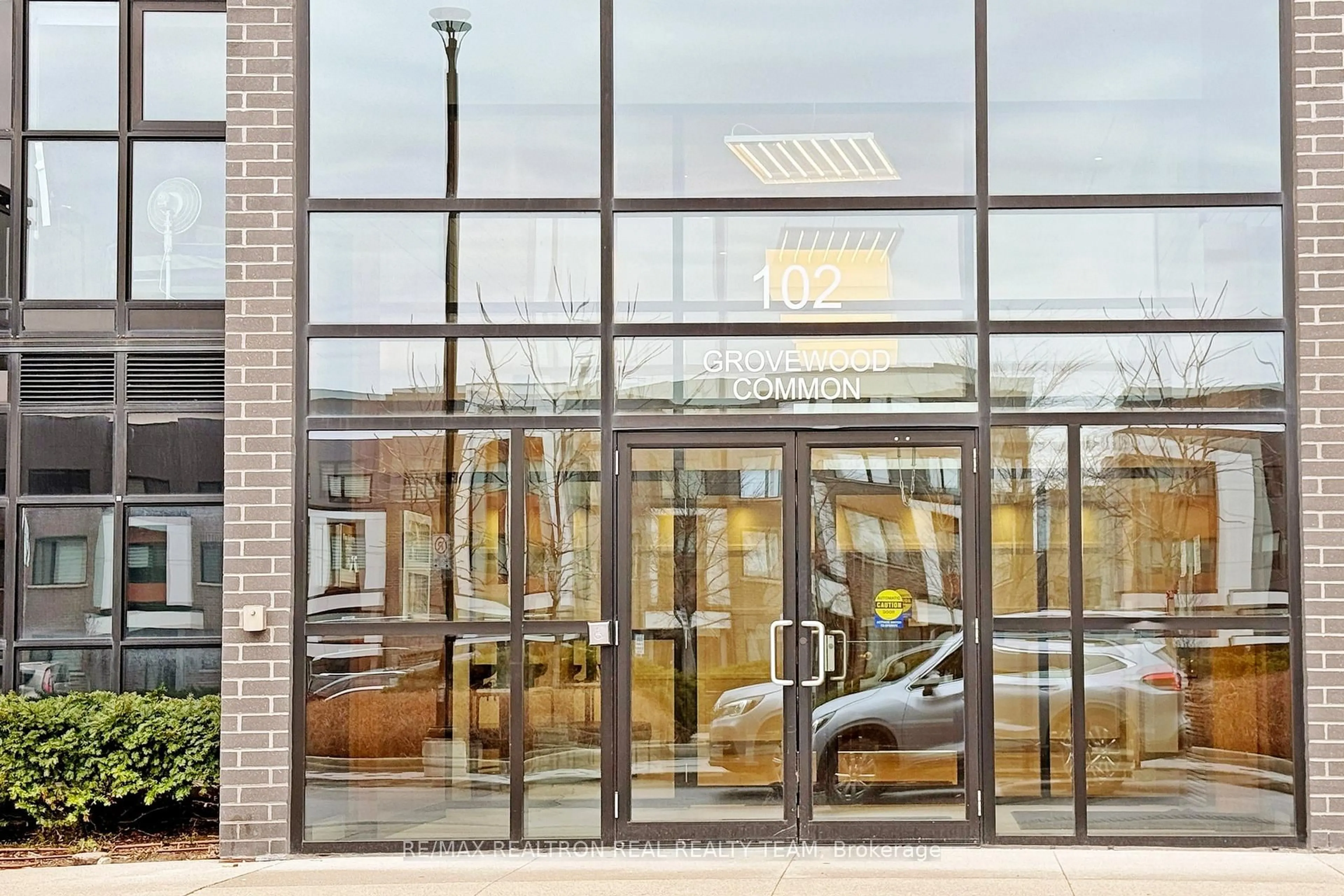 Indoor foyer for 102 Grovewood Common #334, Oakville Ontario L6H 0X2