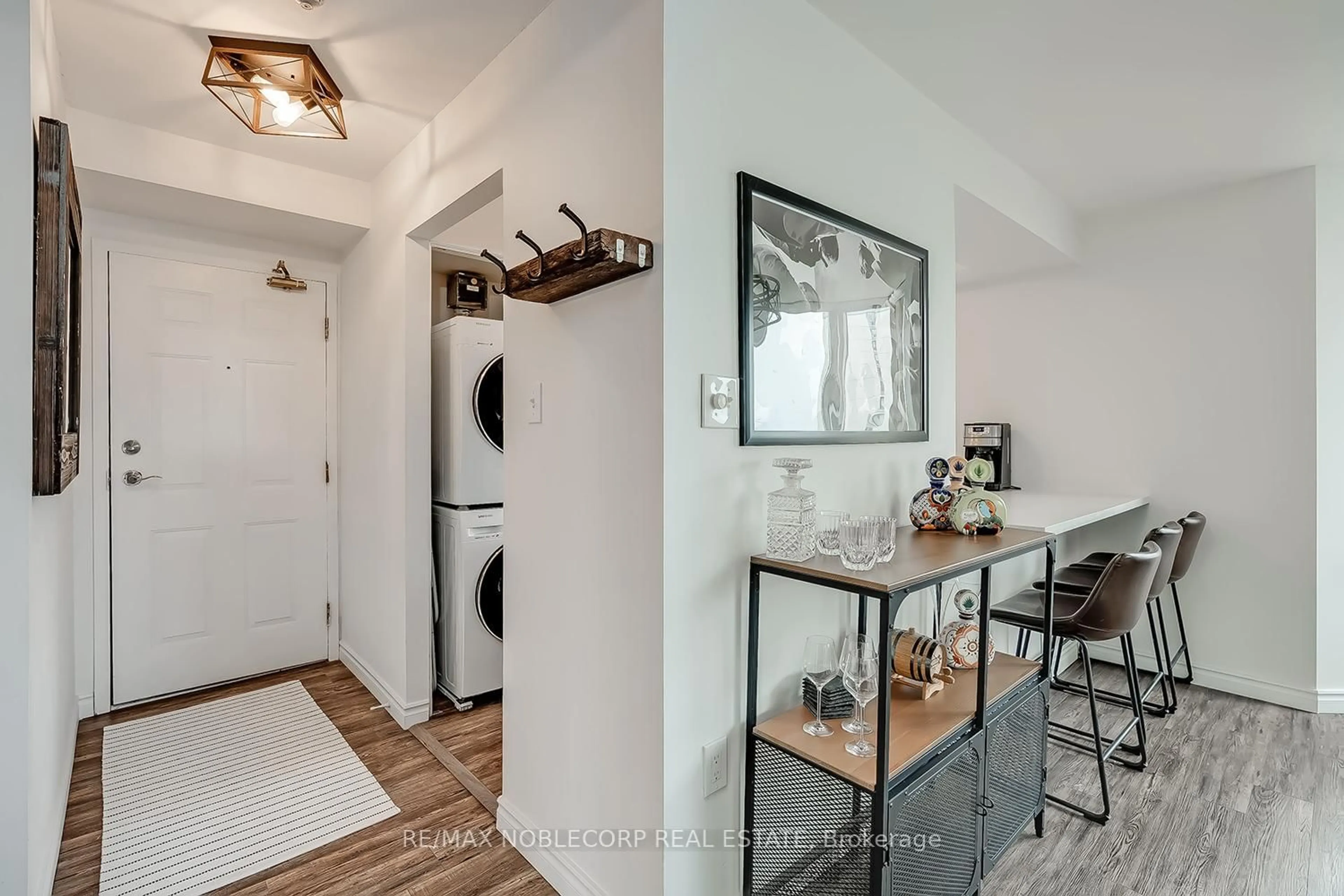 Indoor entryway for 1270 Maple Crossing Blvd #1002, Burlington Ontario L7S 2J3