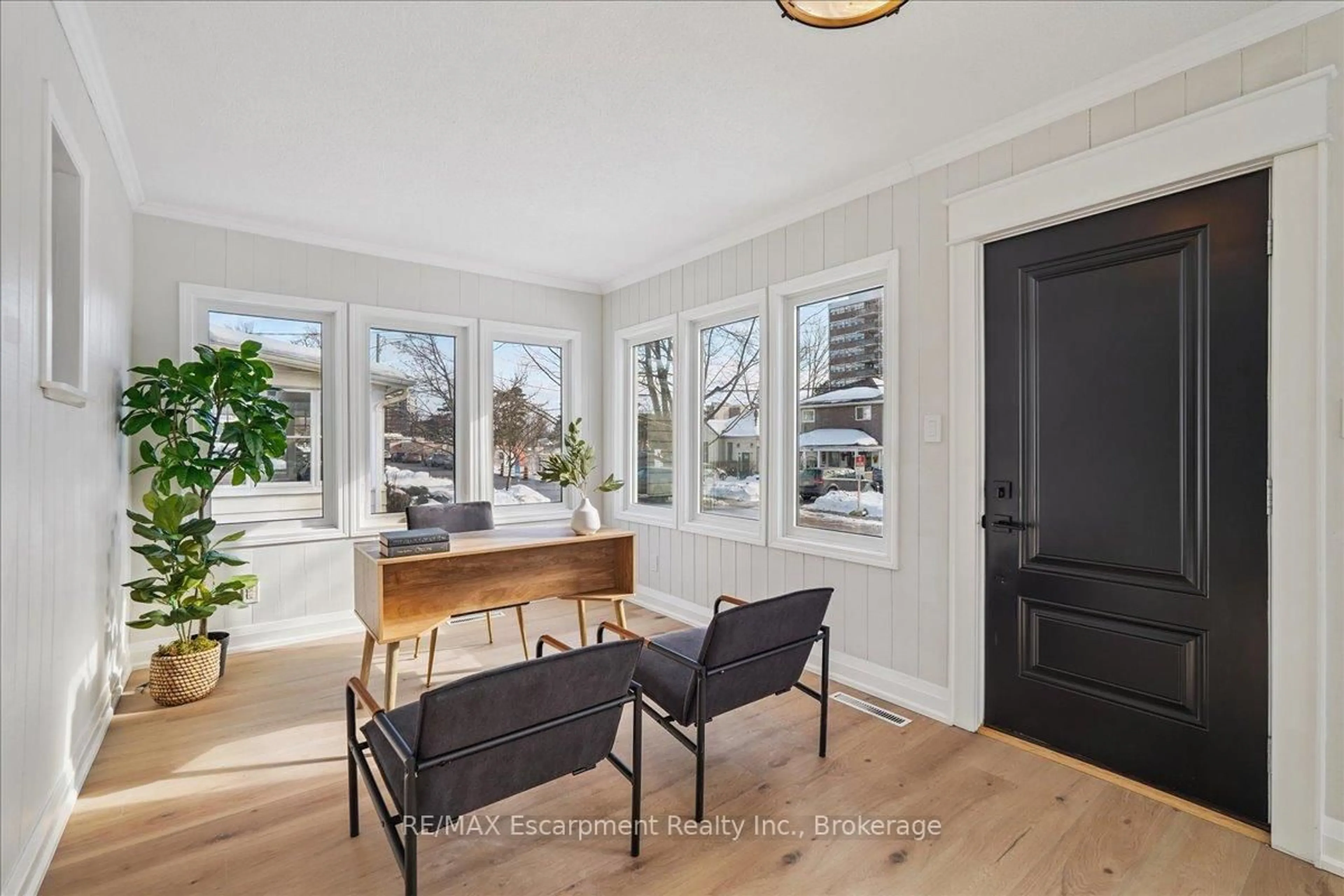 Dining room, wood/laminate floor for 135 DEANE Ave, Oakville Ontario L6K 1N2